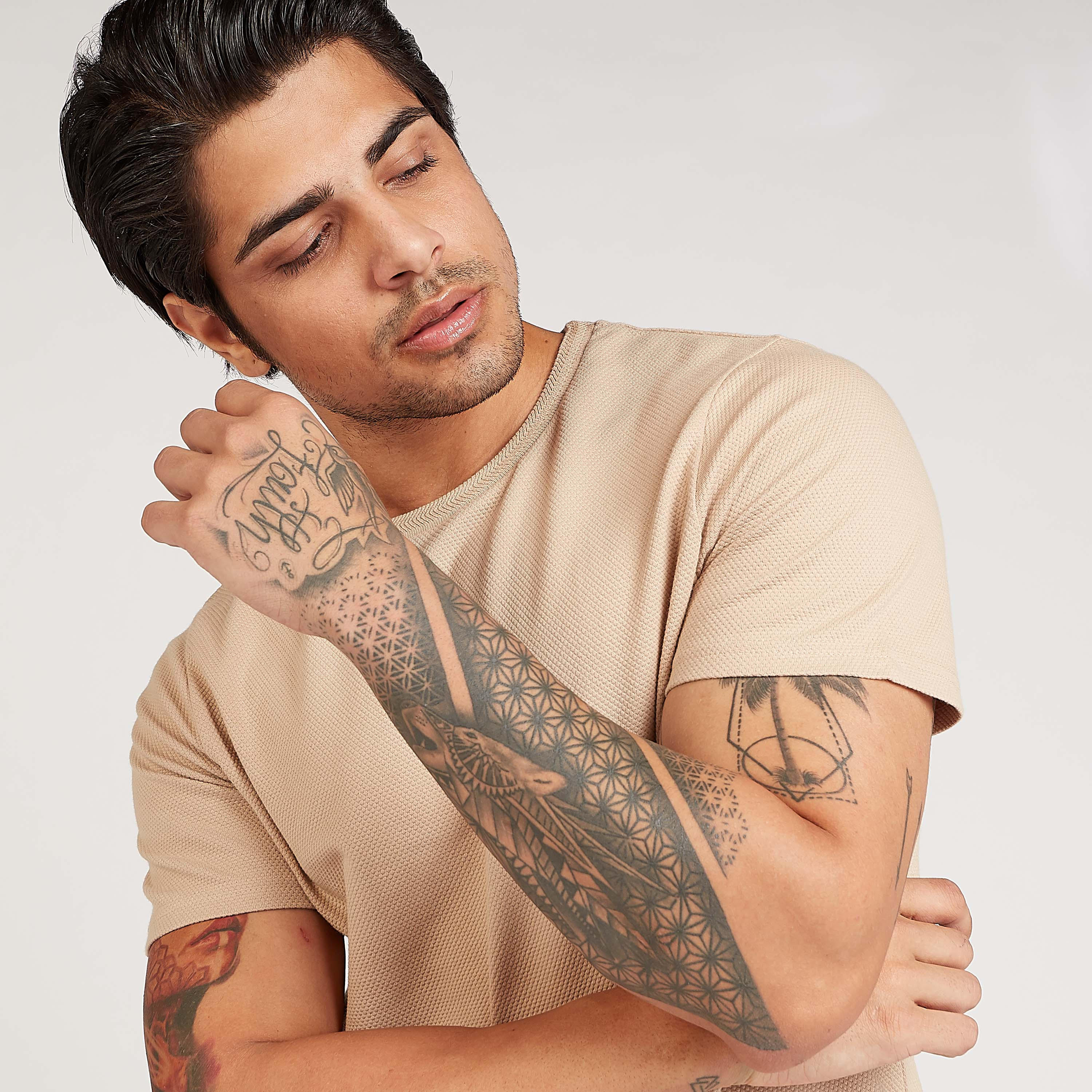 تيشيرت مستدام بارز الملمس بياقة ضيّقة وأكمام قصيرة من آيكونيك-men-clothing-tshirtsandpolos-tshirts-image-13