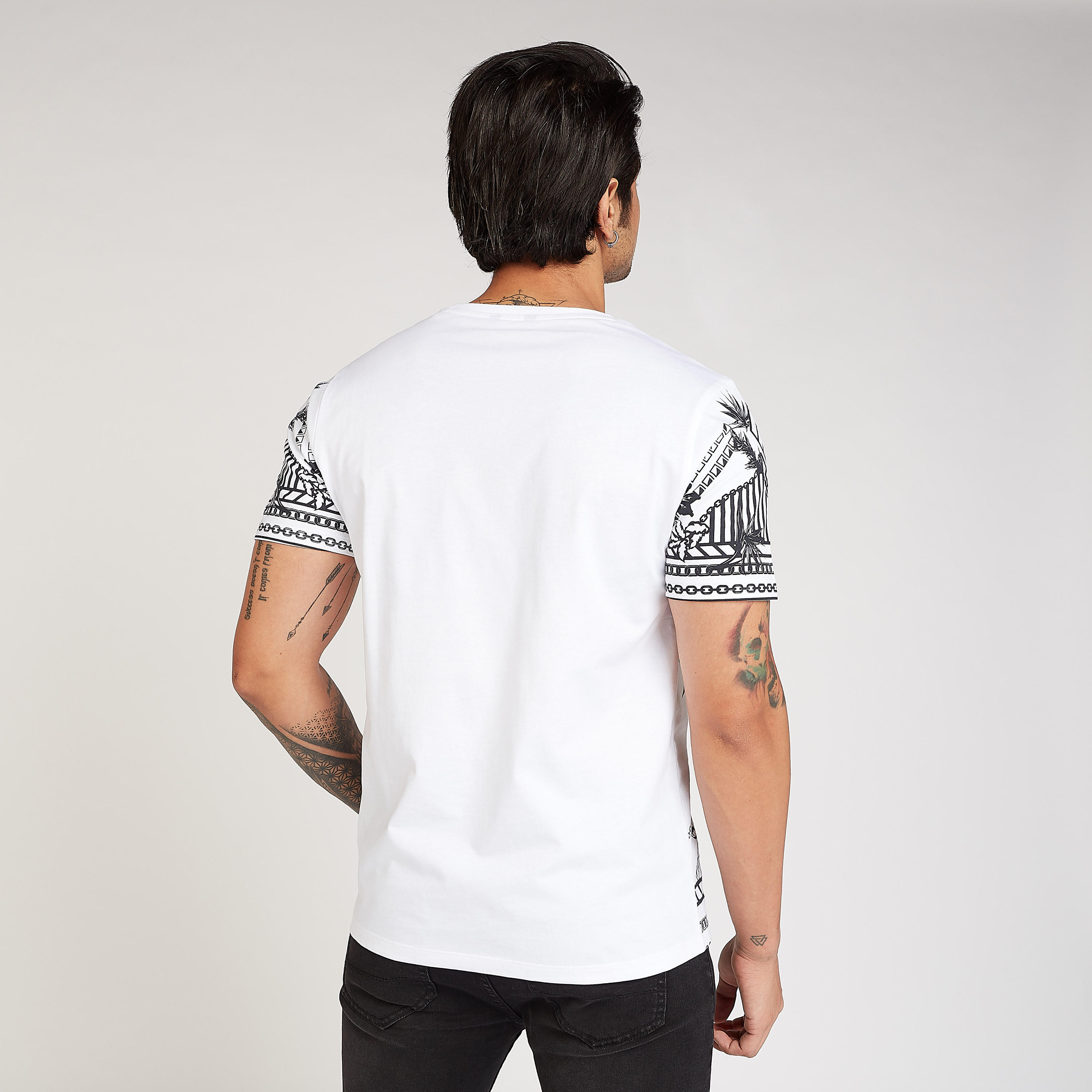 تيشيرت مستدام سليم بياقة ضيقة وطبعات من آيكونيك-men-clothing-tshirtsandpolos-tshirts-image-4