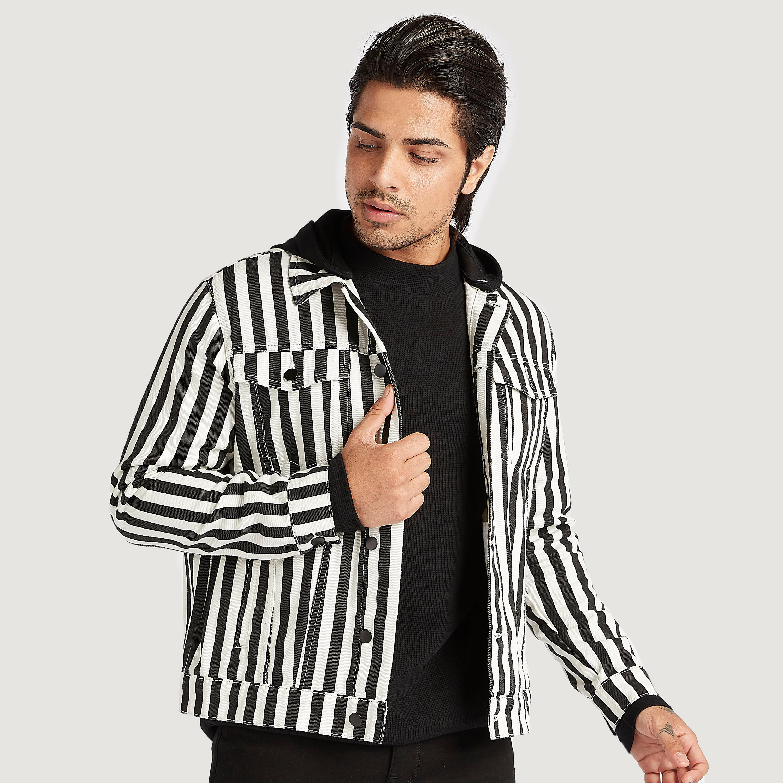 جاكيت دينم مستدام مخطّط بياقة بقبّعة وجيوب من آيكونيك-men-clothing-jacketsandblazers-jackets-image-1