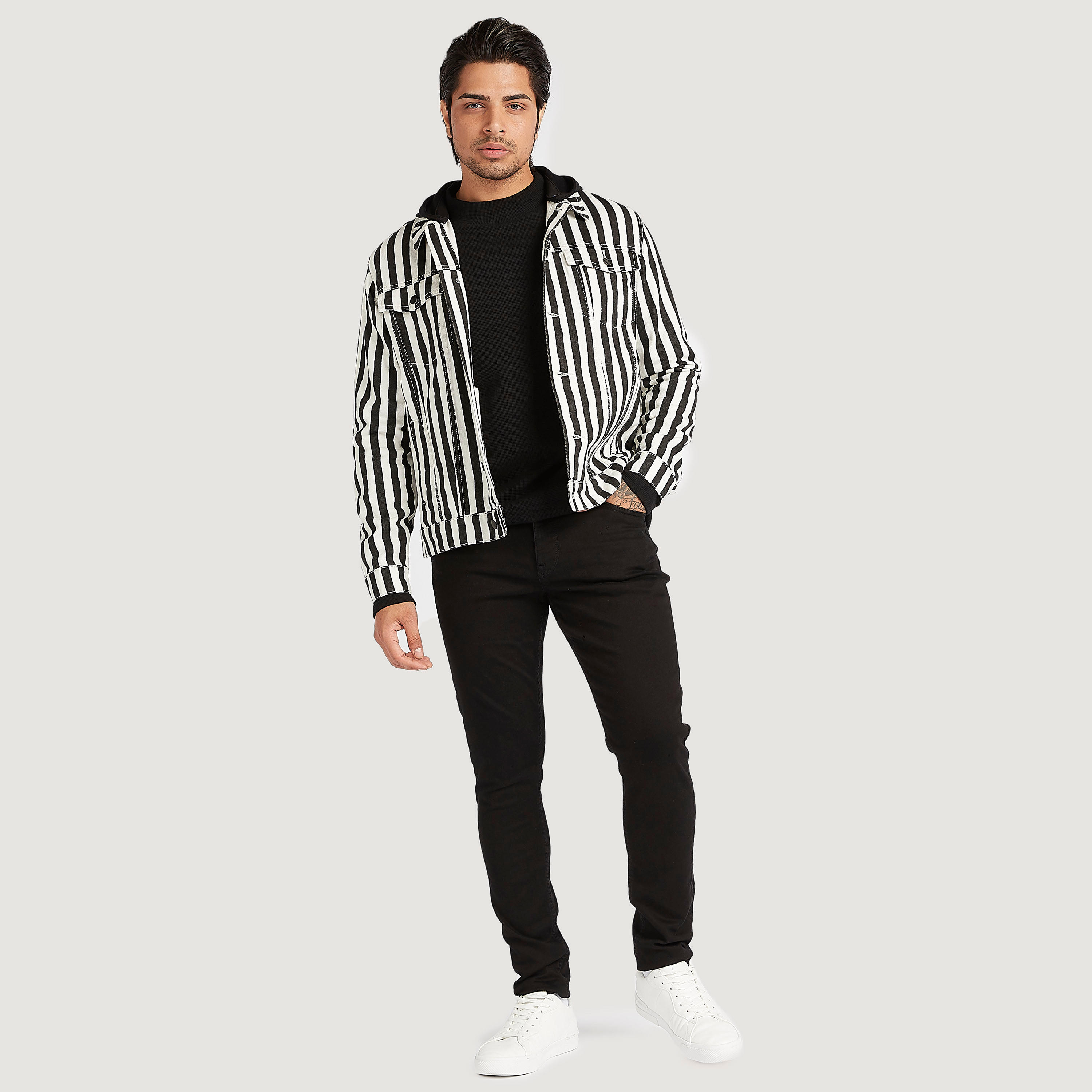 جاكيت دينم مستدام مخطّط بياقة بقبّعة وجيوب من آيكونيك-men-clothing-jacketsandblazers-jackets-image-2