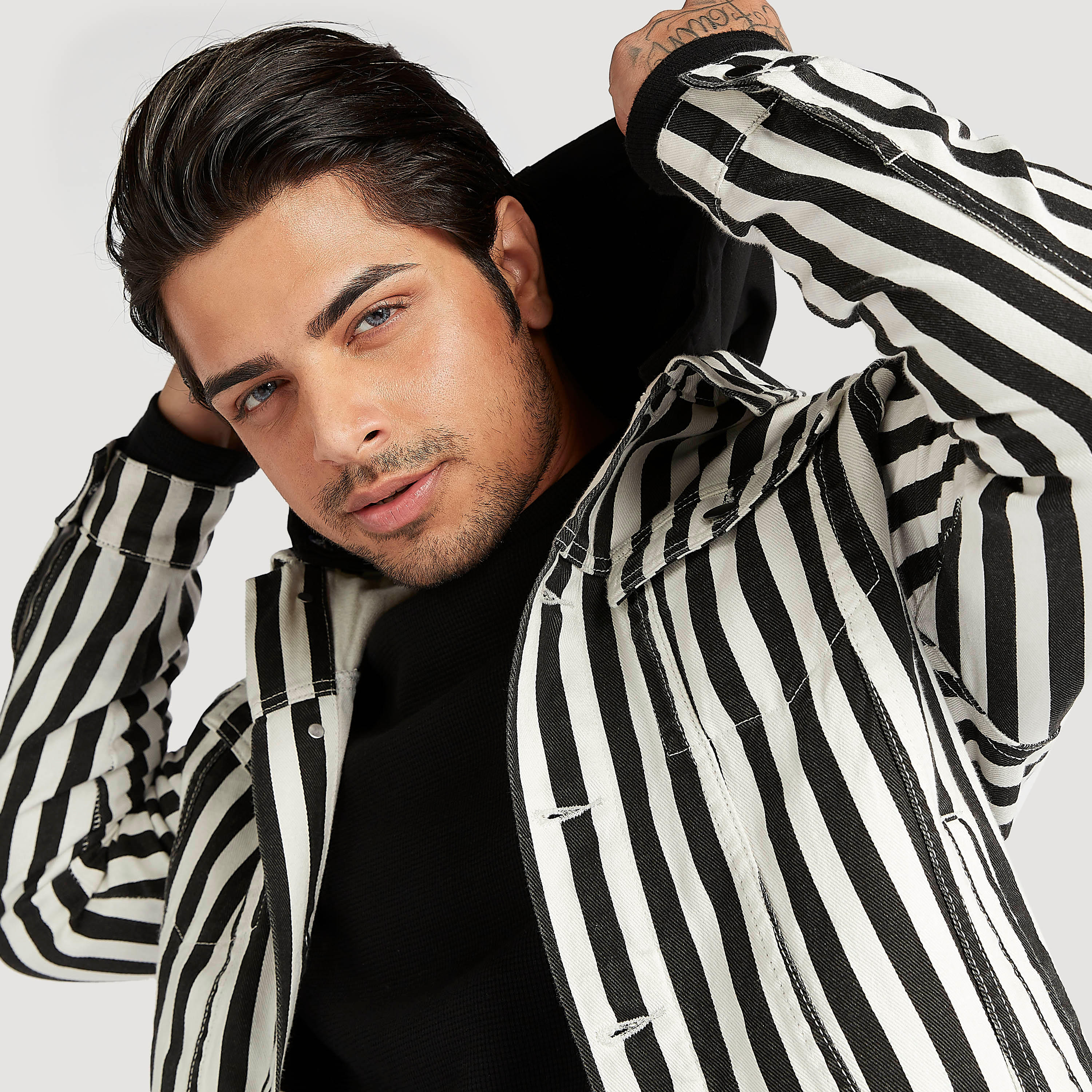 جاكيت دينم مستدام مخطّط بياقة بقبّعة وجيوب من آيكونيك-men-clothing-jacketsandblazers-jackets-image-3