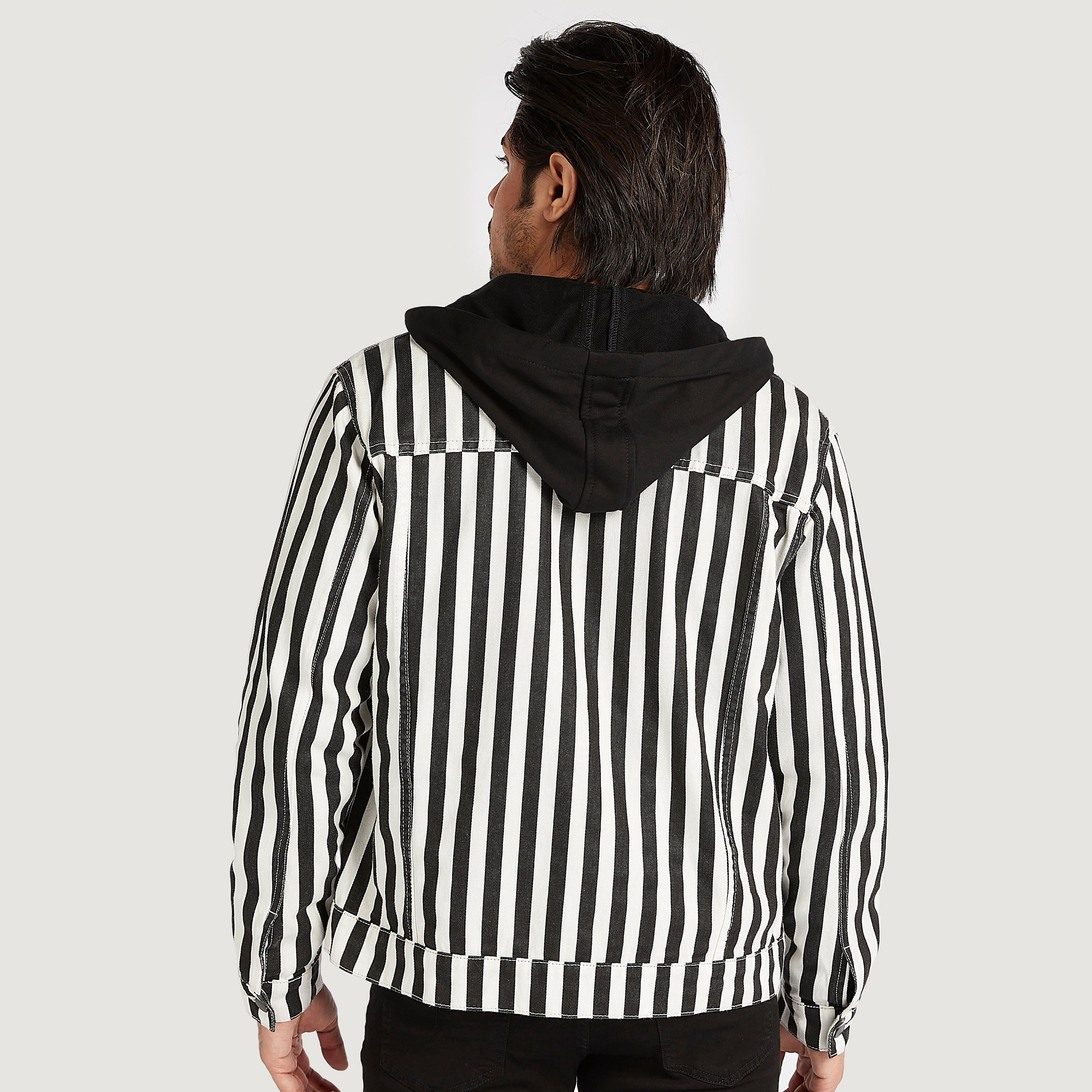جاكيت دينم مستدام مخطّط بياقة بقبّعة وجيوب من آيكونيك-men-clothing-jacketsandblazers-jackets-image-4