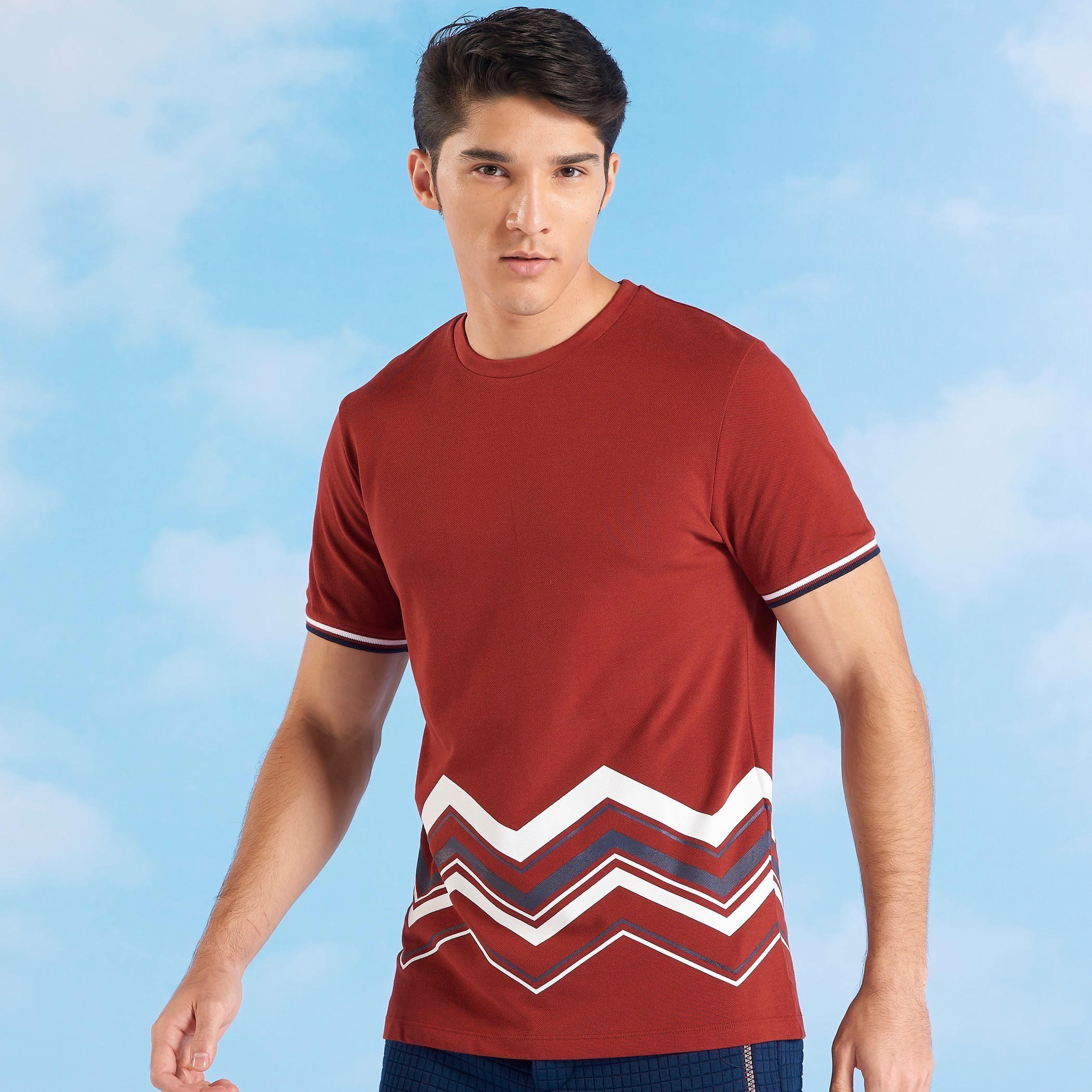 تيشيرت مستدام بقصّة سليم وياقة ضيقة وأكمام قصيرة وطبعات-men-clothing-tshirtsandpolos-tshirts-image-1