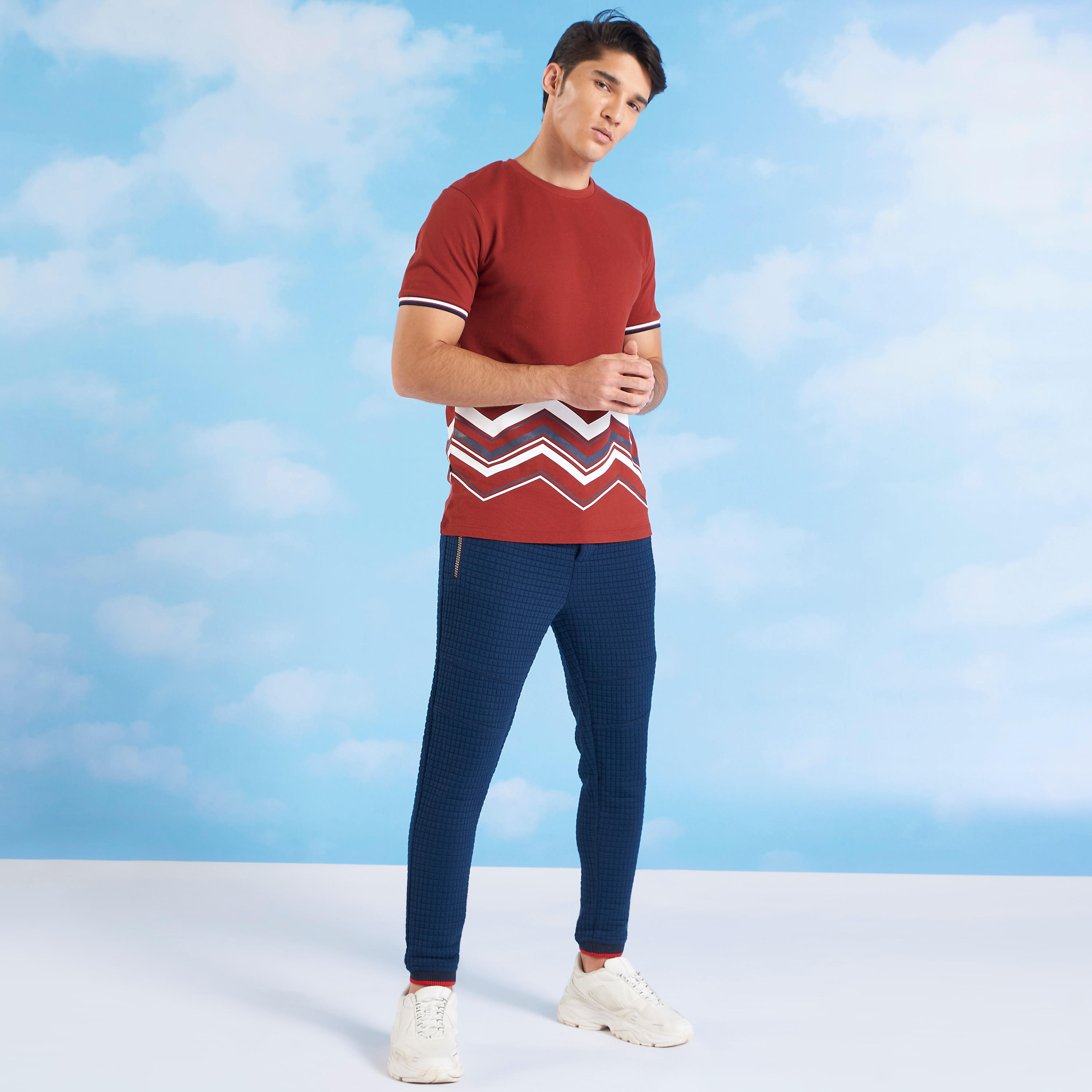 تيشيرت مستدام بقصّة سليم وياقة ضيقة وأكمام قصيرة وطبعات-men-clothing-tshirtsandpolos-tshirts-image-2