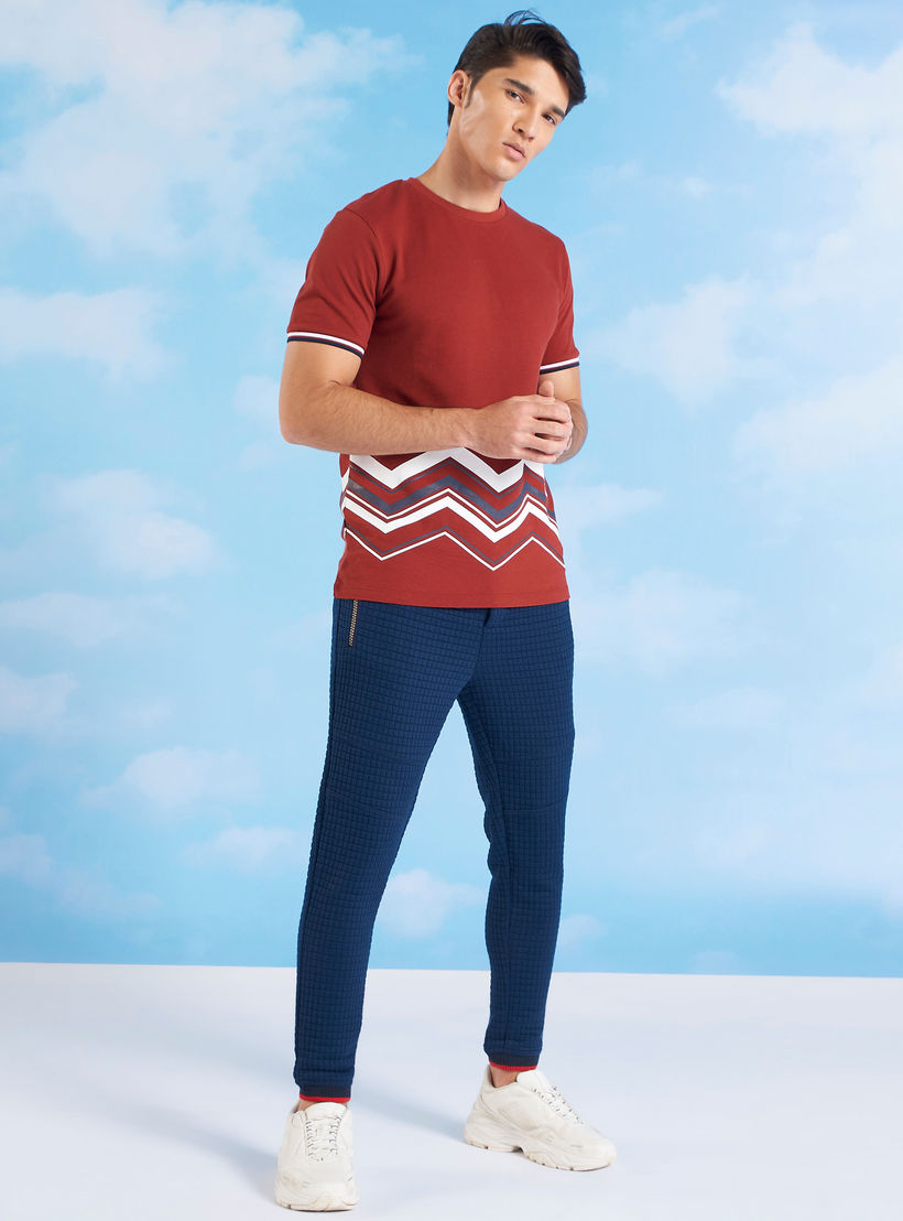 تيشيرت مستدام بقصّة سليم وياقة ضيقة وأكمام قصيرة وطبعات-men-clothing-tshirtsandpolos-tshirts-image-2