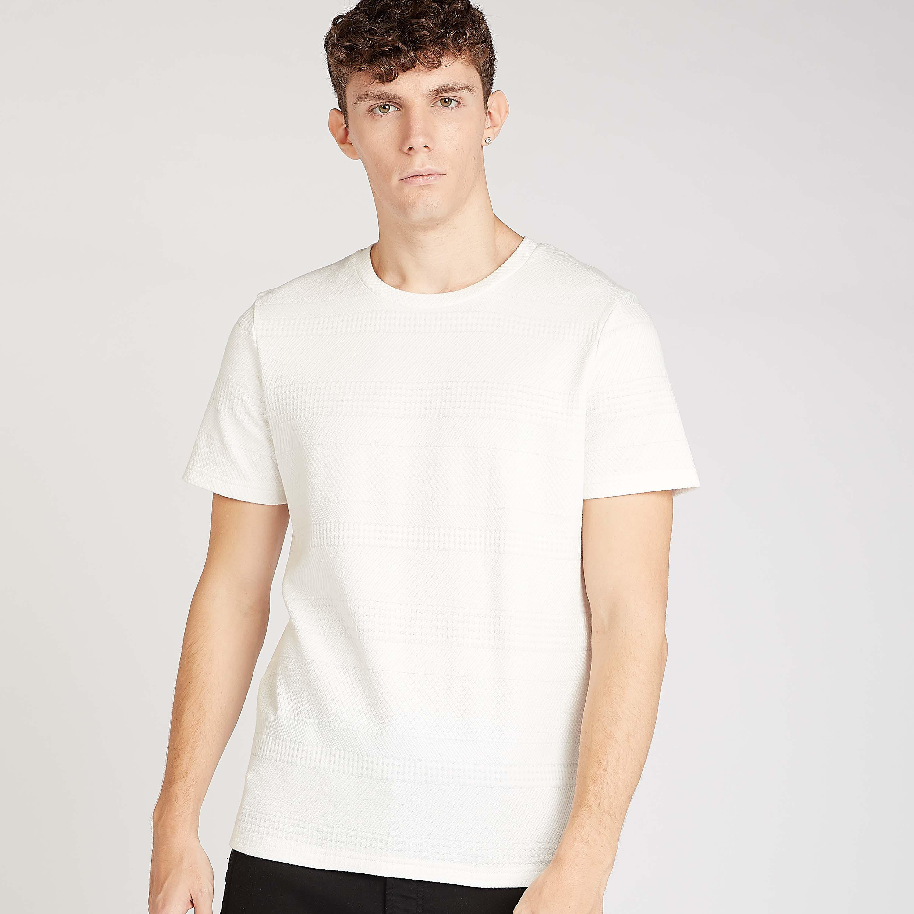 تيشيرت مستدام سليم فيت بارز الملمس بياقة ضيقة من آيكونيك-men-clothing-tshirtsandpolos-tshirts-image-1