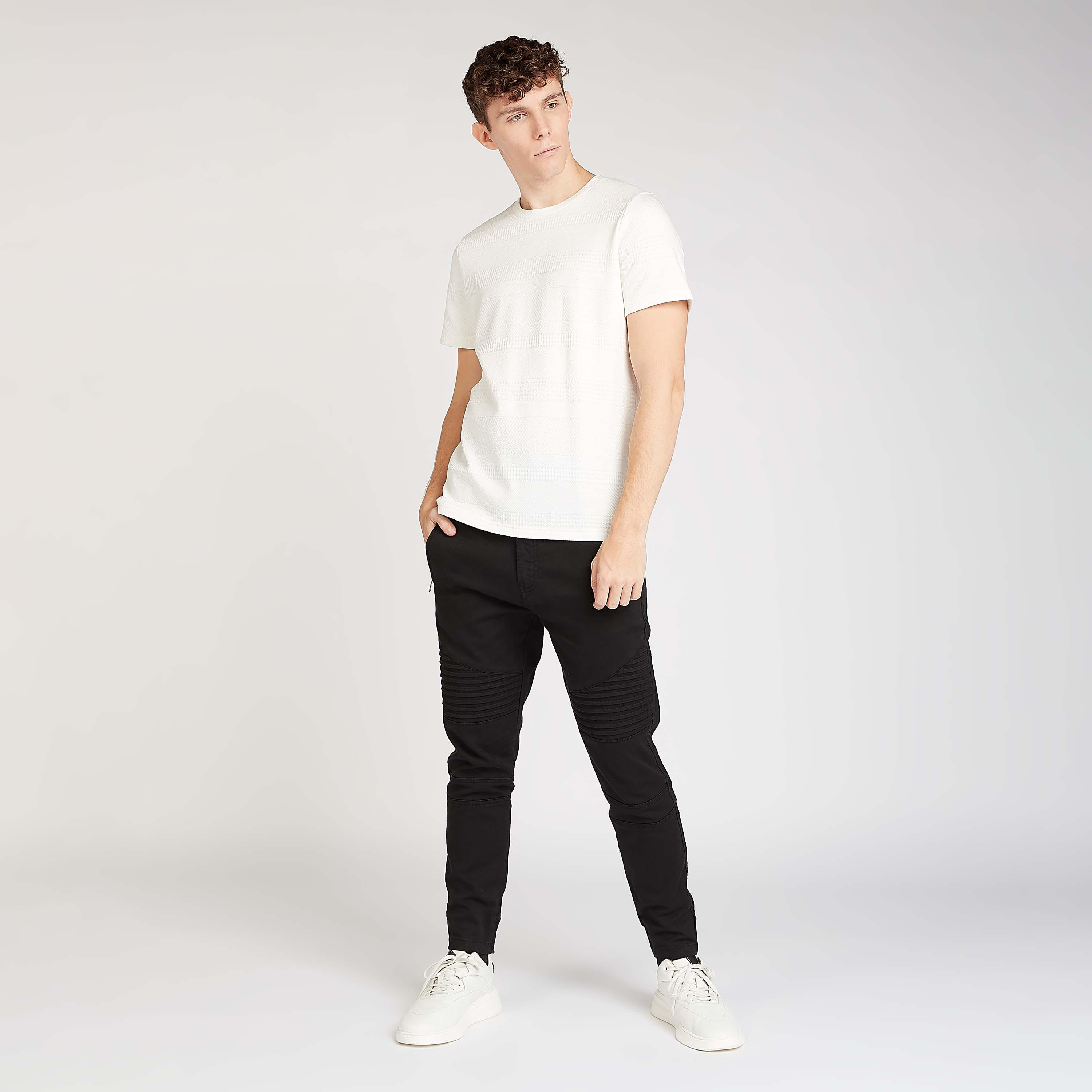 تيشيرت مستدام سليم فيت بارز الملمس بياقة ضيقة من آيكونيك-men-clothing-tshirtsandpolos-tshirts-image-2