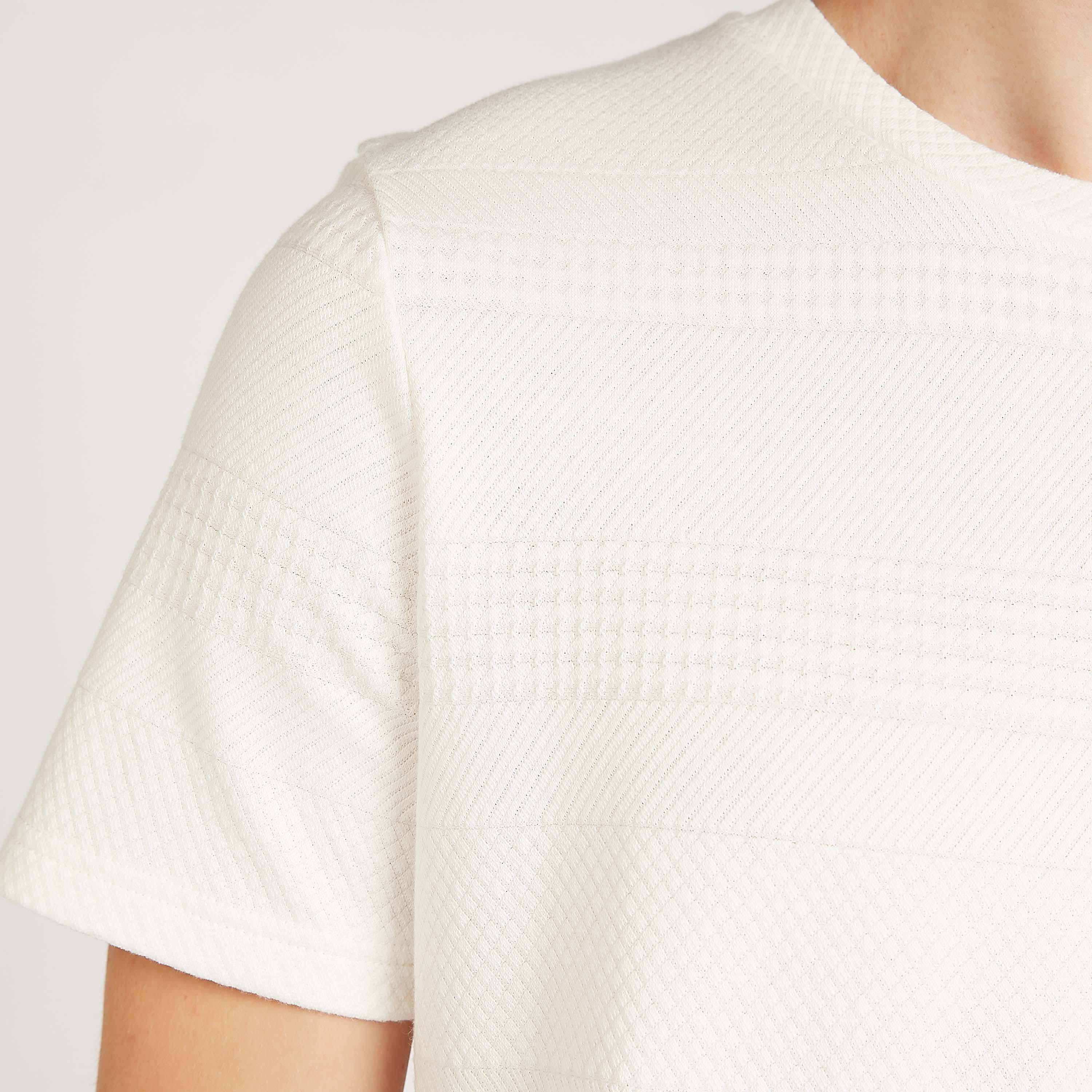 تيشيرت مستدام سليم فيت بارز الملمس بياقة ضيقة من آيكونيك-men-clothing-tshirtsandpolos-tshirts-image-3
