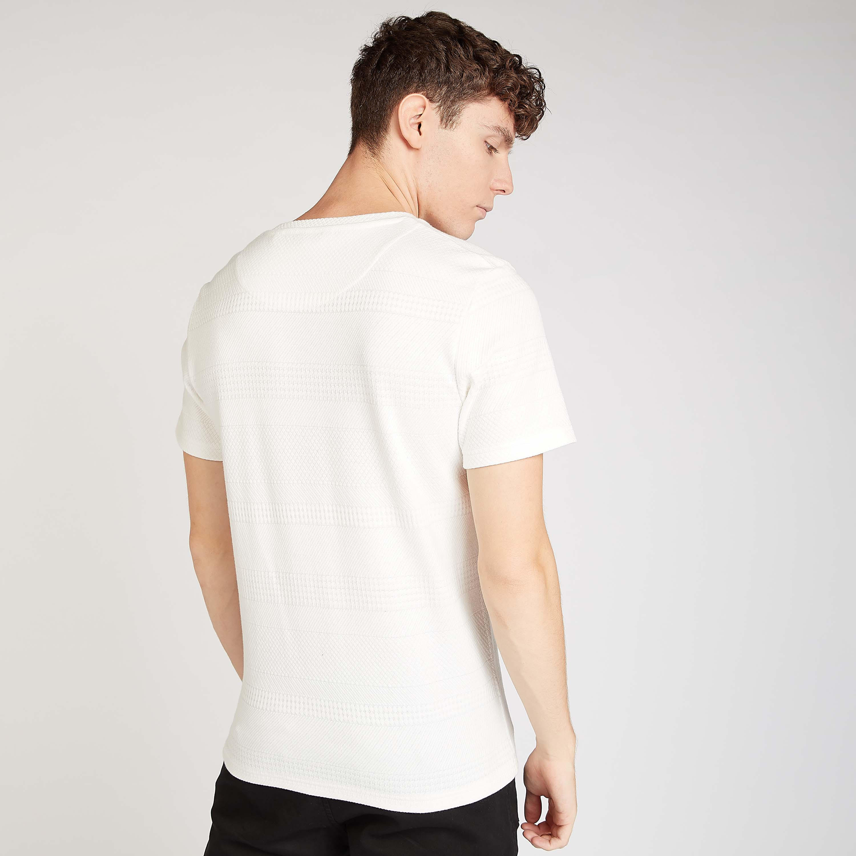 تيشيرت مستدام سليم فيت بارز الملمس بياقة ضيقة من آيكونيك-men-clothing-tshirtsandpolos-tshirts-image-4