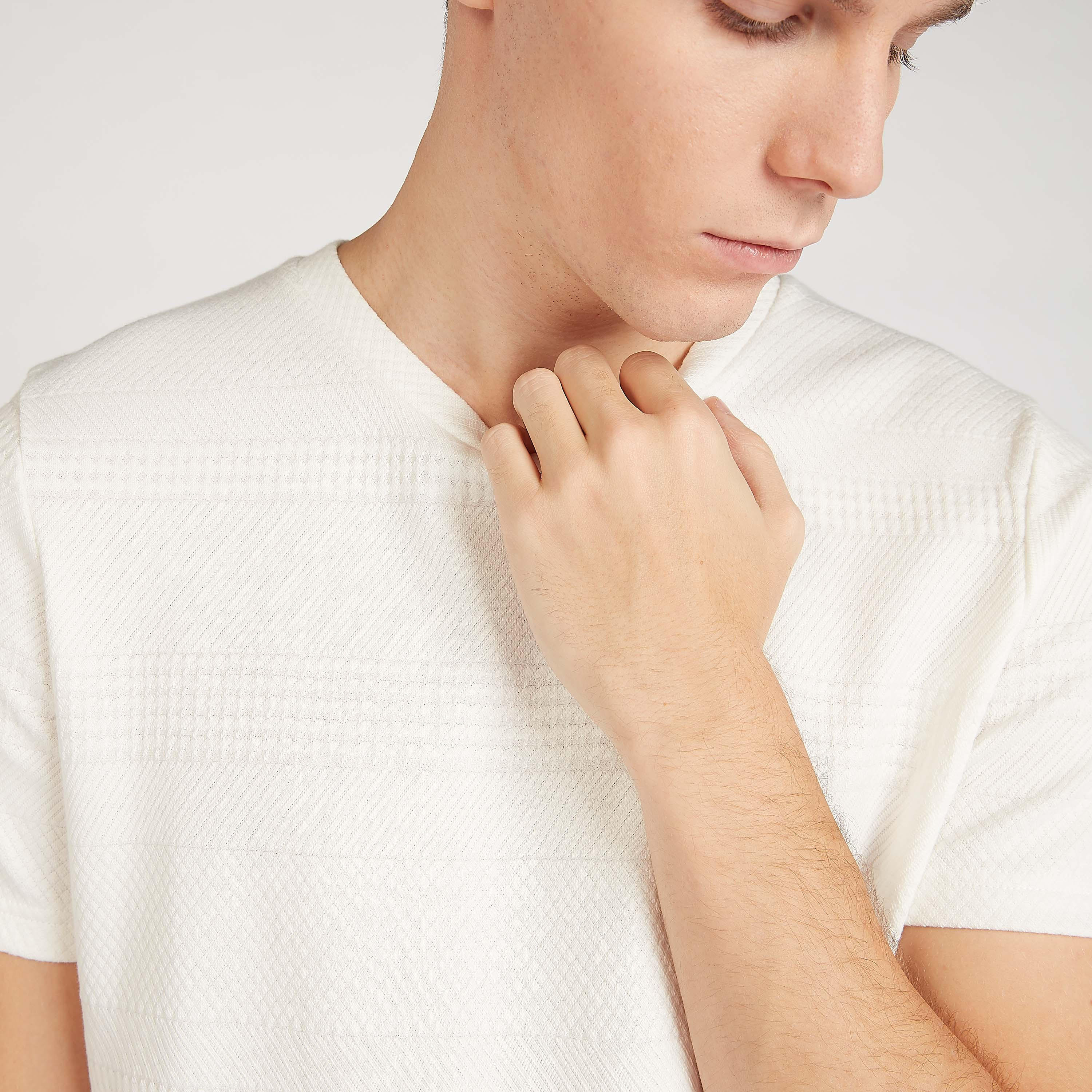 تيشيرت مستدام سليم فيت بارز الملمس بياقة ضيقة من آيكونيك-men-clothing-tshirtsandpolos-tshirts-image-5