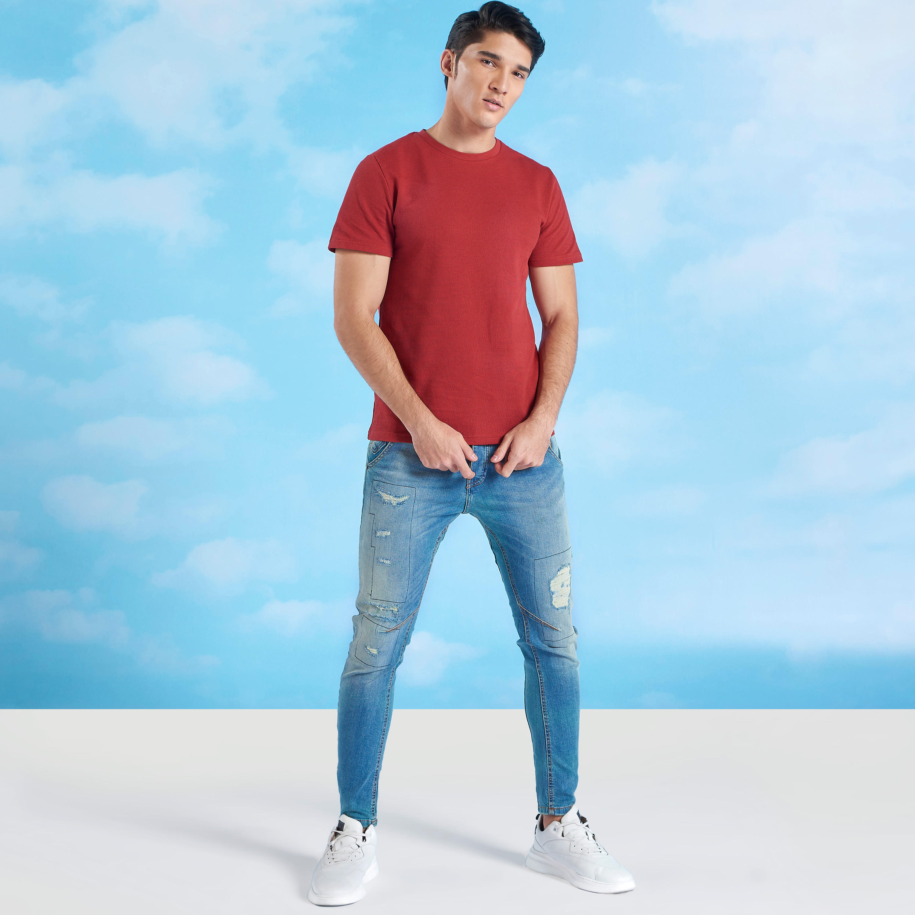 بنطلون جينز سليم فيت ممزّق بخصر متوسّط الارتفاع وجيوب وعراوي حزام من آيكونيك-men-clothing-bottoms-jeans-image-2