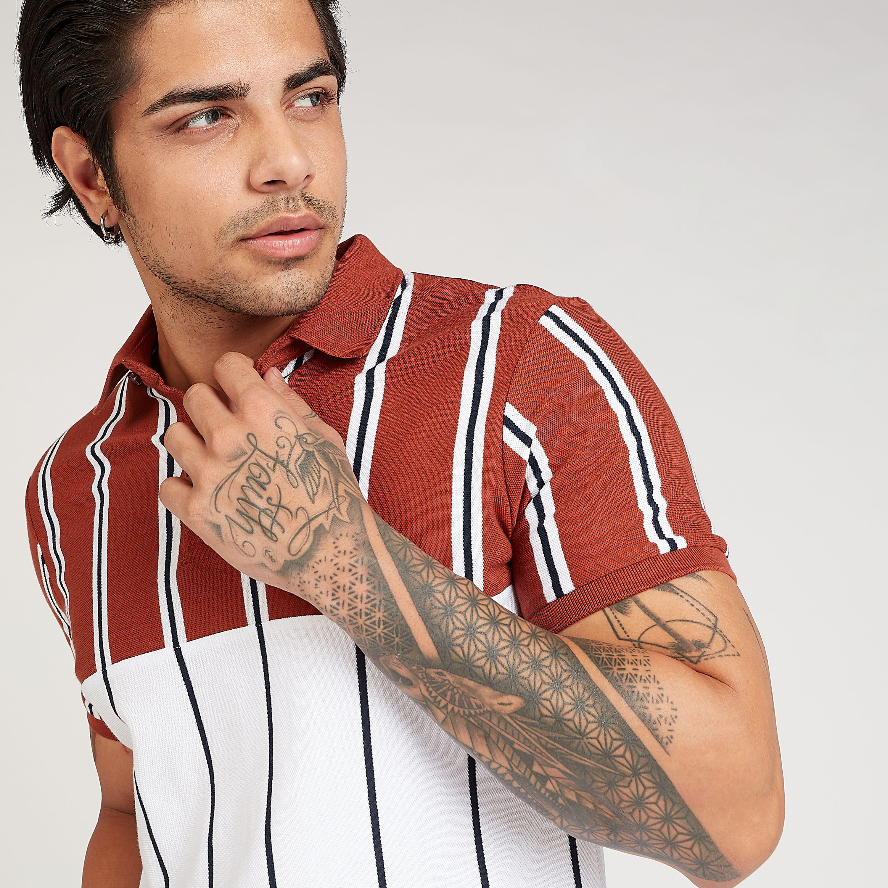 تيشيرت بولو مخطط بياقة عادية وأكمام قصيرة-men-clothing-tshirtsandpolos-polos-image-3