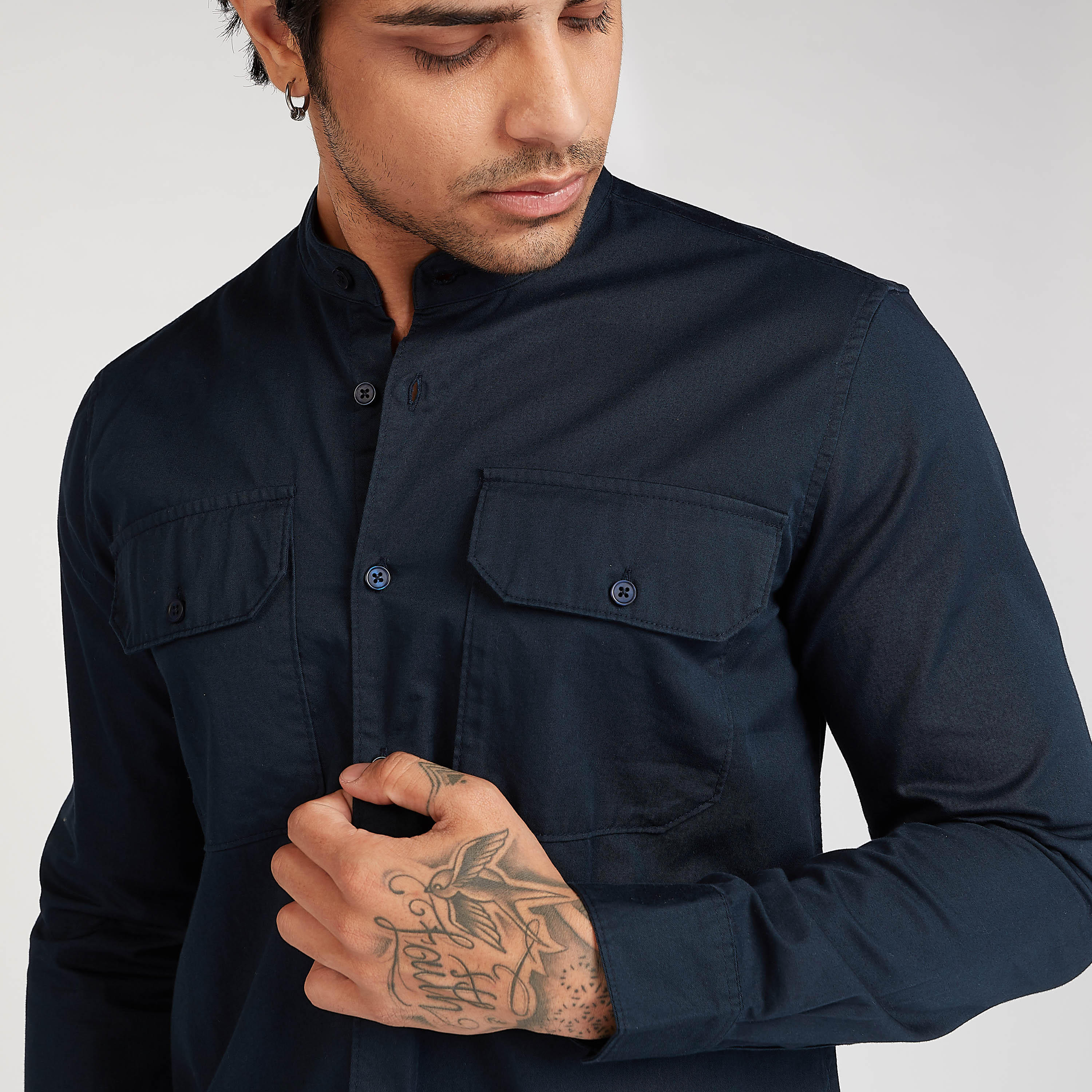 قميص مستدام سادة بياقة عادية وأكمام طويلة من آيكونيك-men-clothing-shirts-image-14