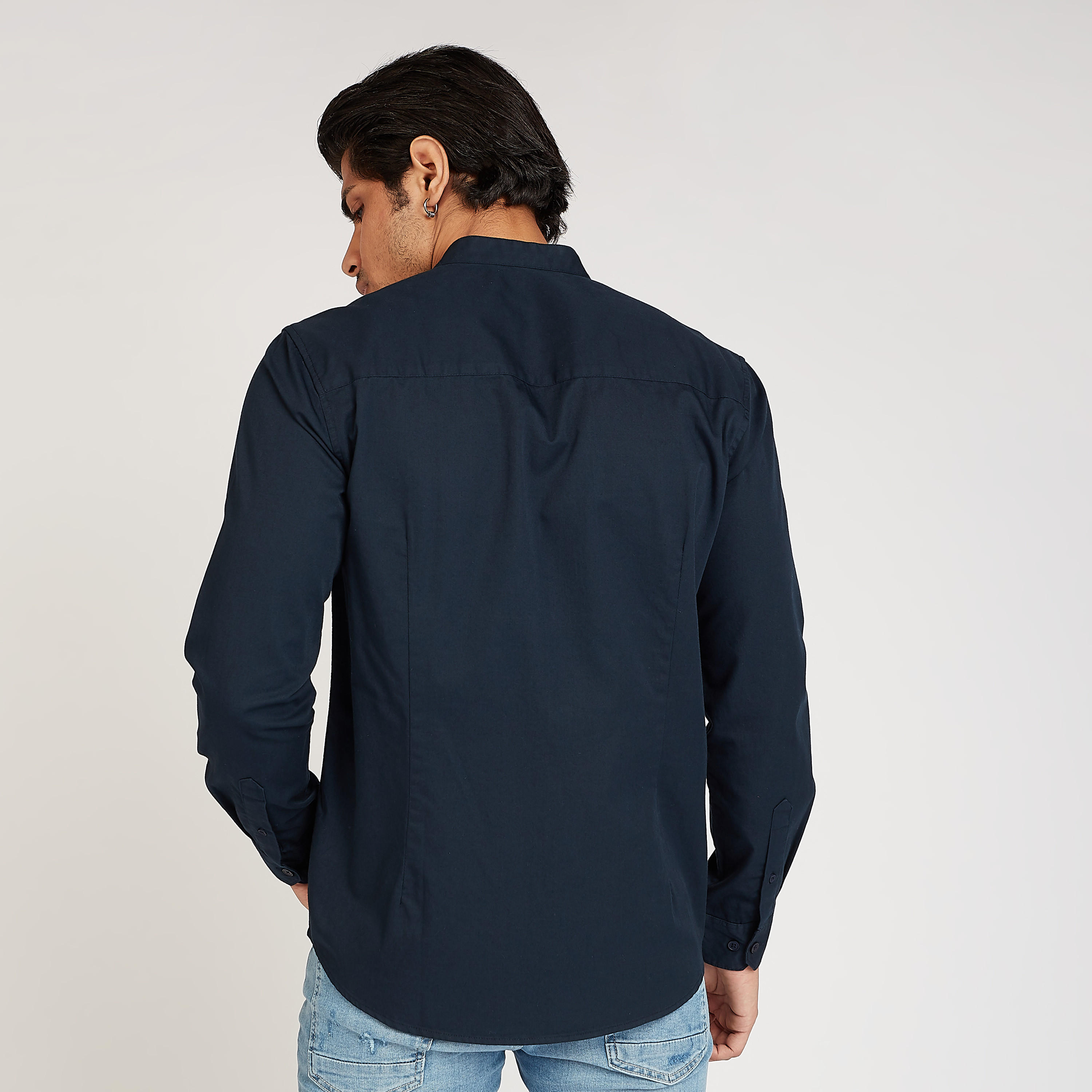قميص مستدام سادة بياقة عادية وأكمام طويلة من آيكونيك-men-clothing-shirts-image-15