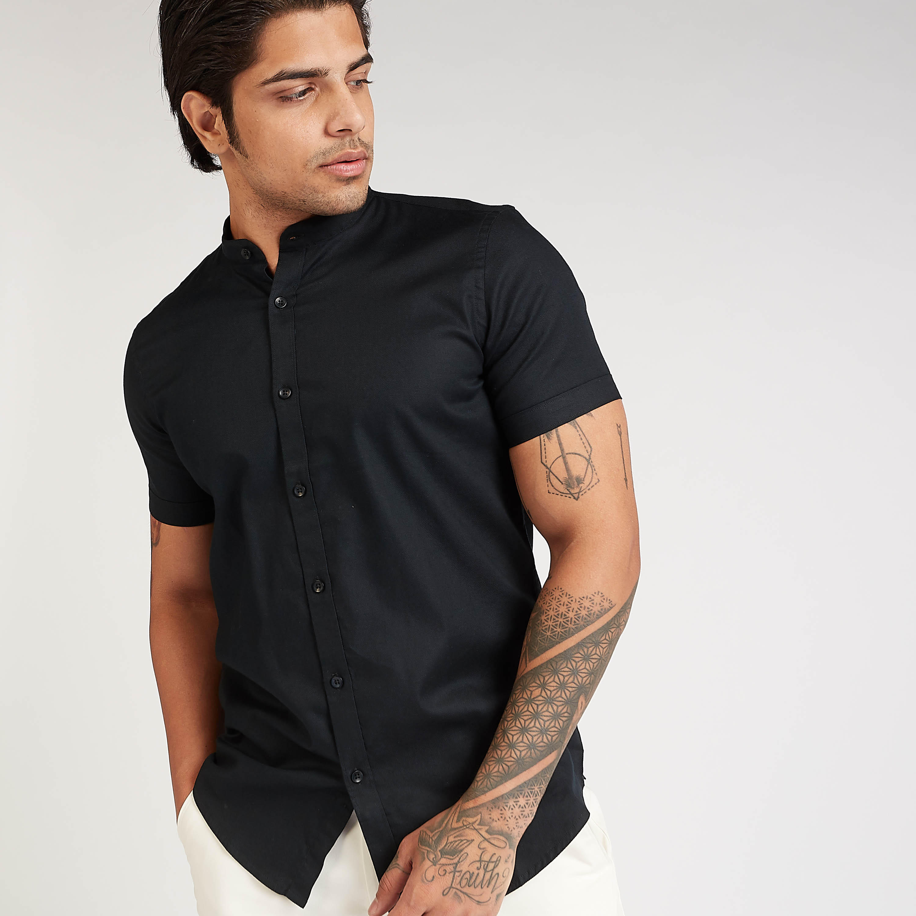 قميص سادة سليم بياقة ماندارين وأكمام قصيرة من آيكونيك-men-clothing-shirts-image-3