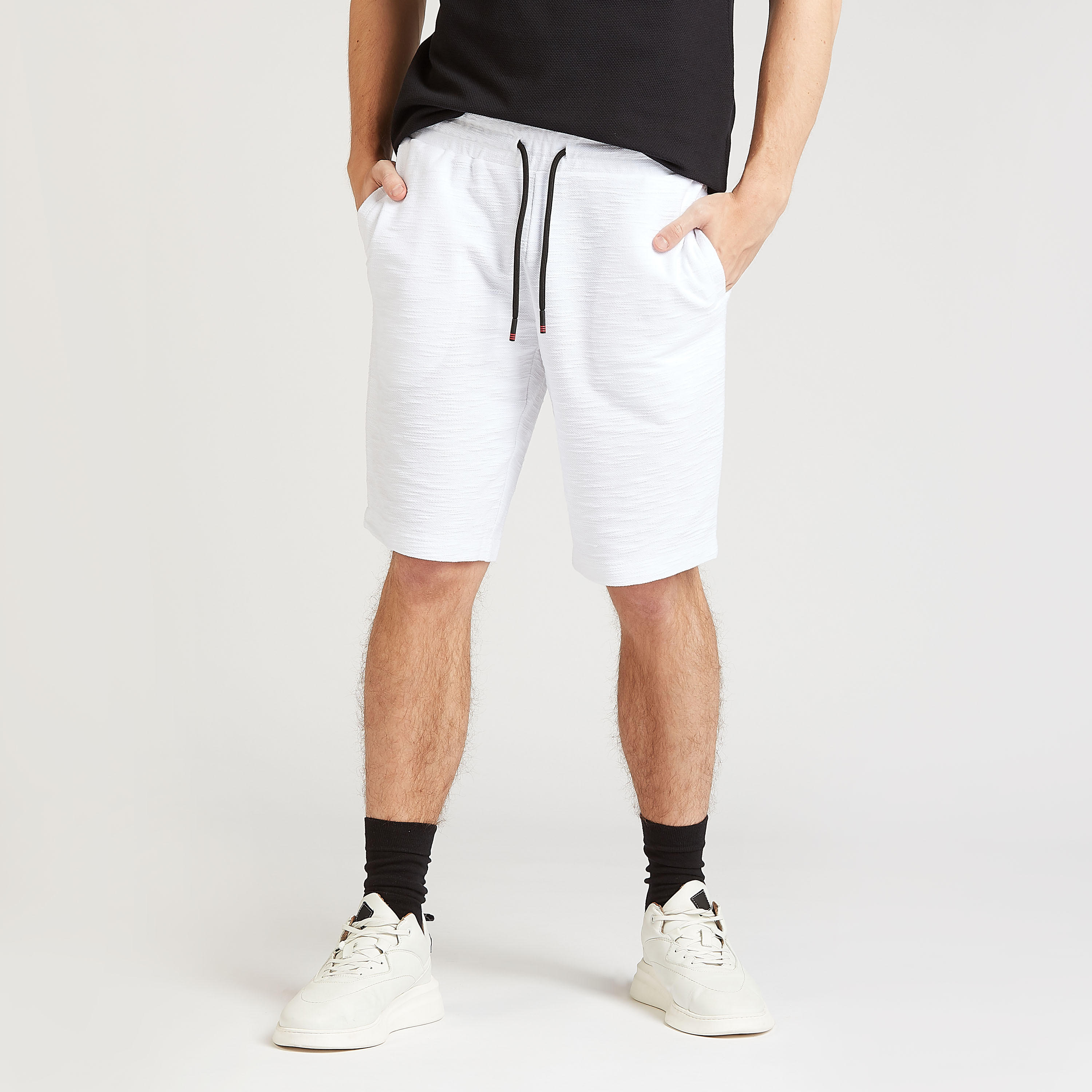 شورت مستدام بارز الملمس بخصر متوسط الارتفاع بجيوب واربطة-men-clothing-bottoms-shorts-image-1