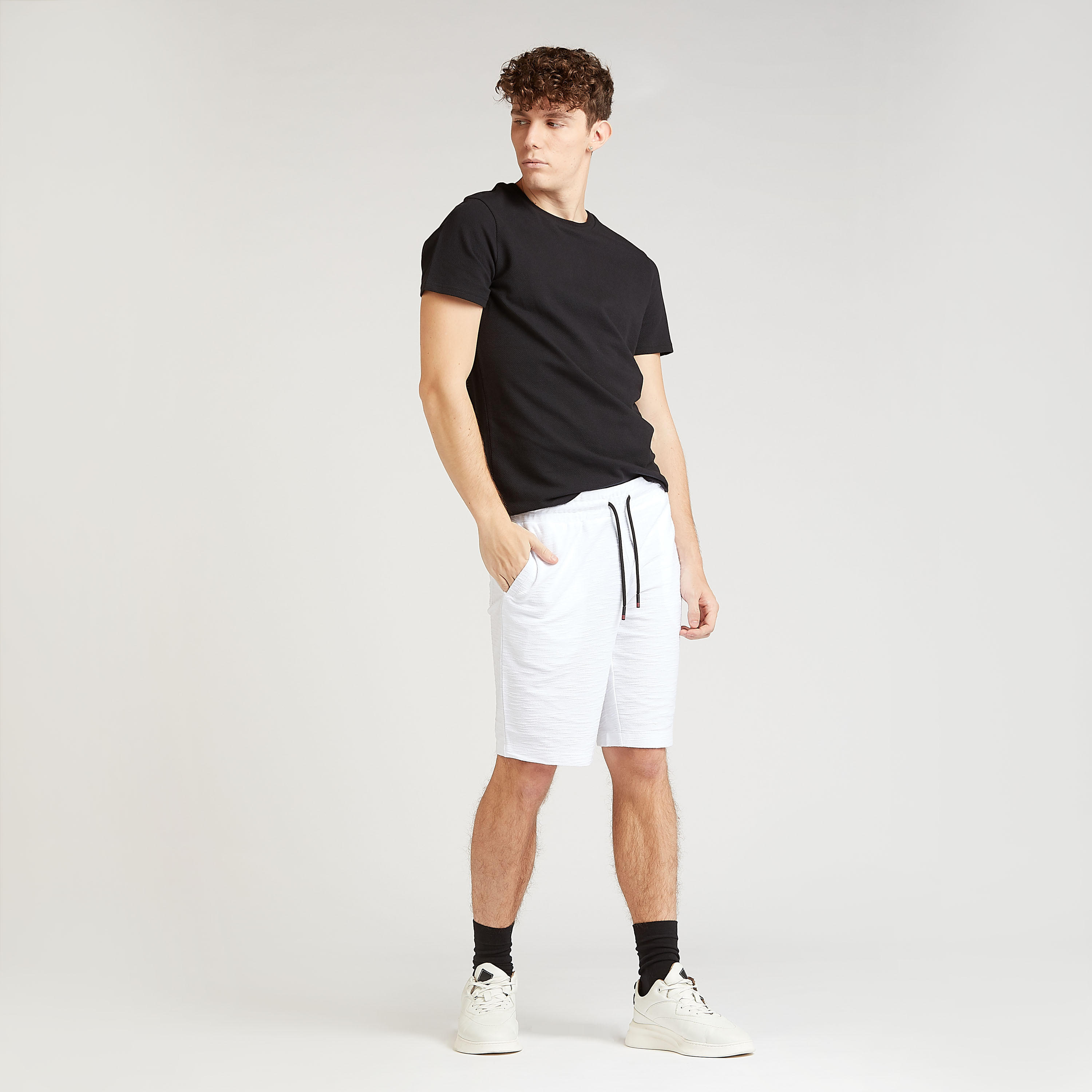 شورت مستدام بارز الملمس بخصر متوسط الارتفاع بجيوب واربطة-men-clothing-bottoms-shorts-image-2
