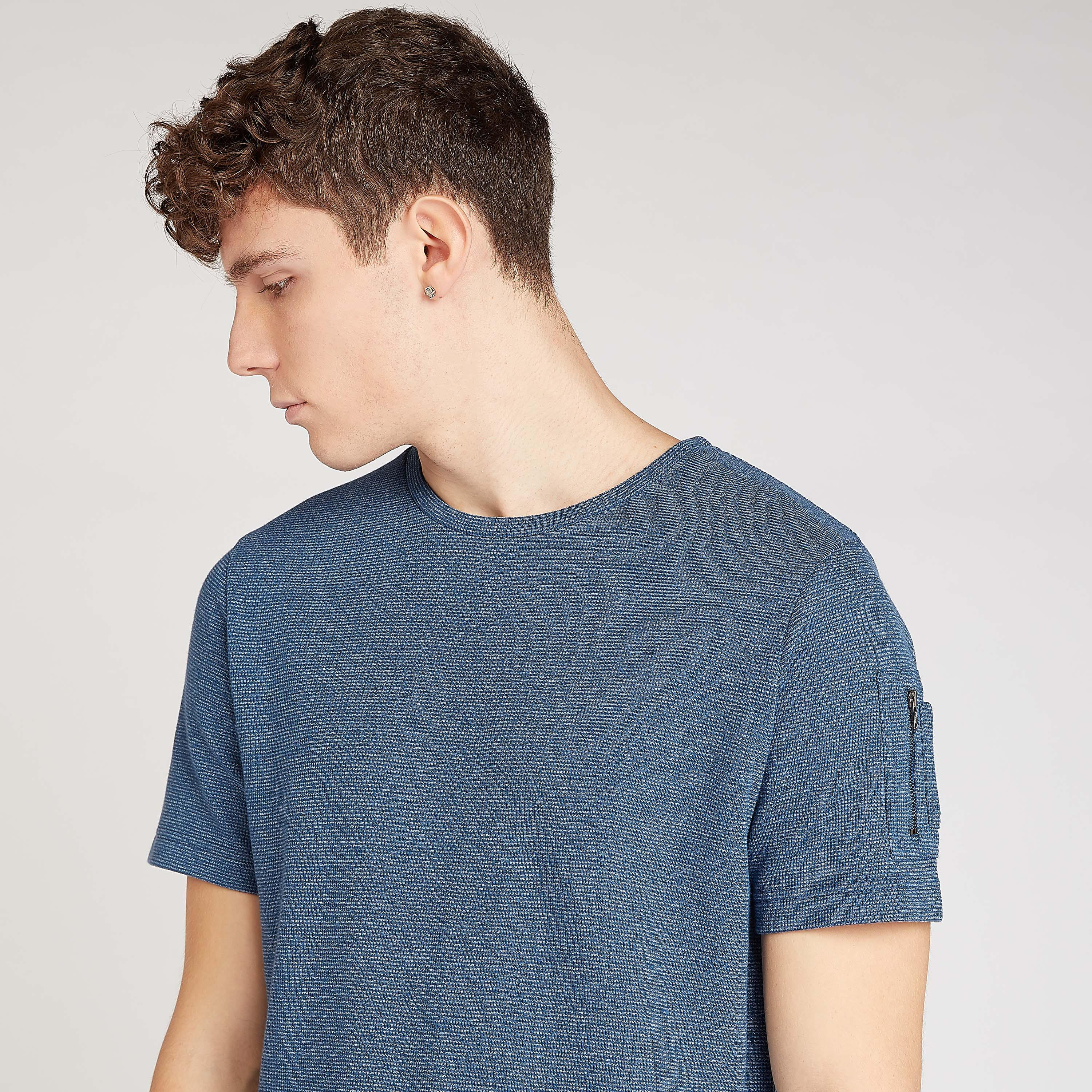 تيشيرت مستدام سليم بارز الملمس بياقة ضيقة من آيكونيك-men-clothing-tshirtsandpolos-tshirts-image-1