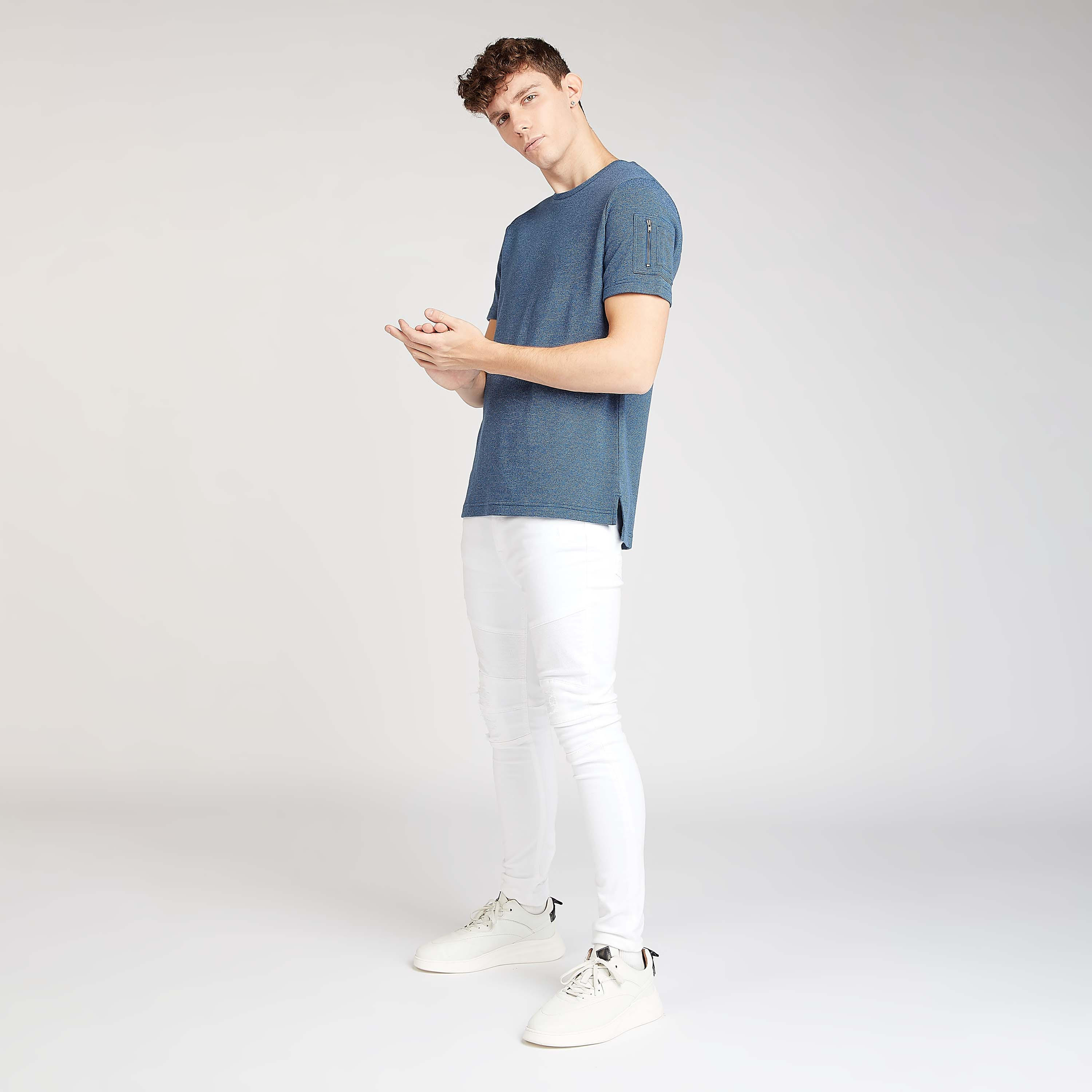 تيشيرت مستدام سليم بارز الملمس بياقة ضيقة من آيكونيك-men-clothing-tshirtsandpolos-tshirts-image-2