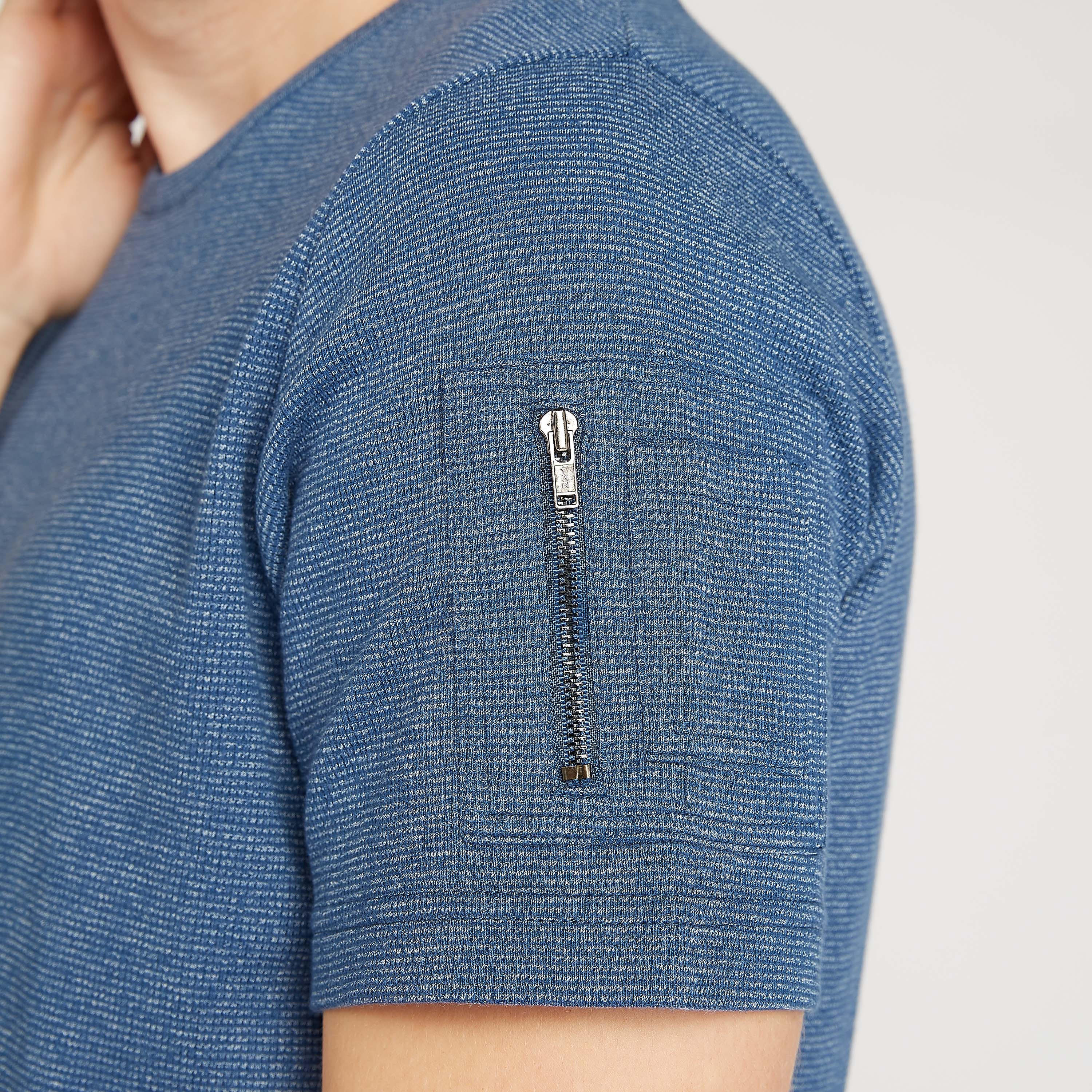 تيشيرت مستدام سليم بارز الملمس بياقة ضيقة من آيكونيك-men-clothing-tshirtsandpolos-tshirts-image-3