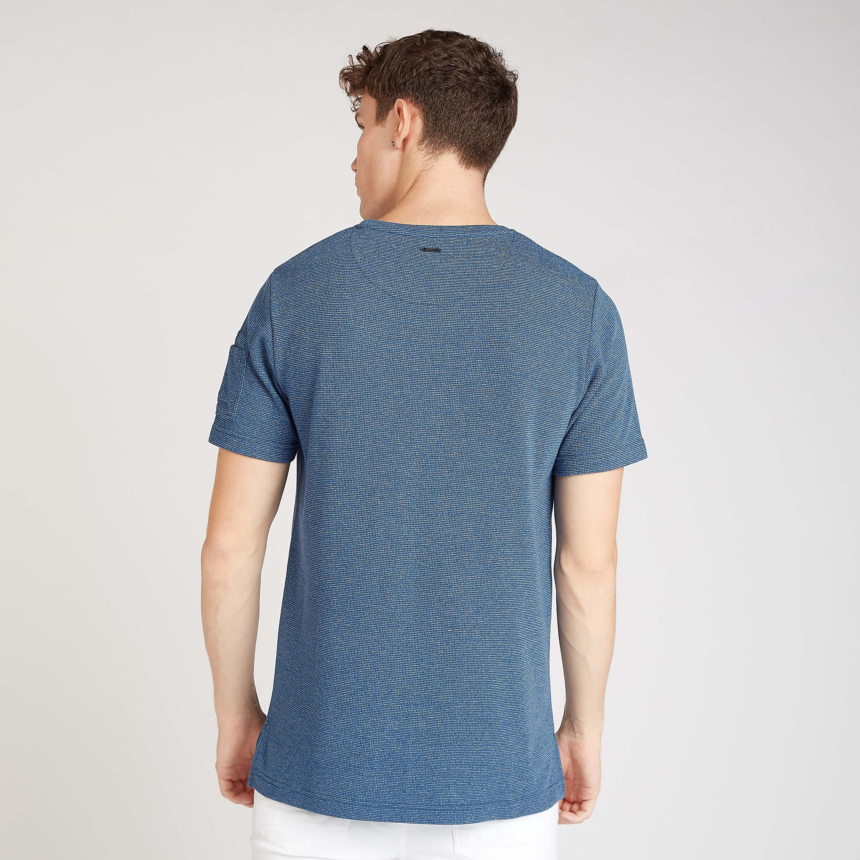 تيشيرت مستدام سليم بارز الملمس بياقة ضيقة من آيكونيك-men-clothing-tshirtsandpolos-tshirts-image-4