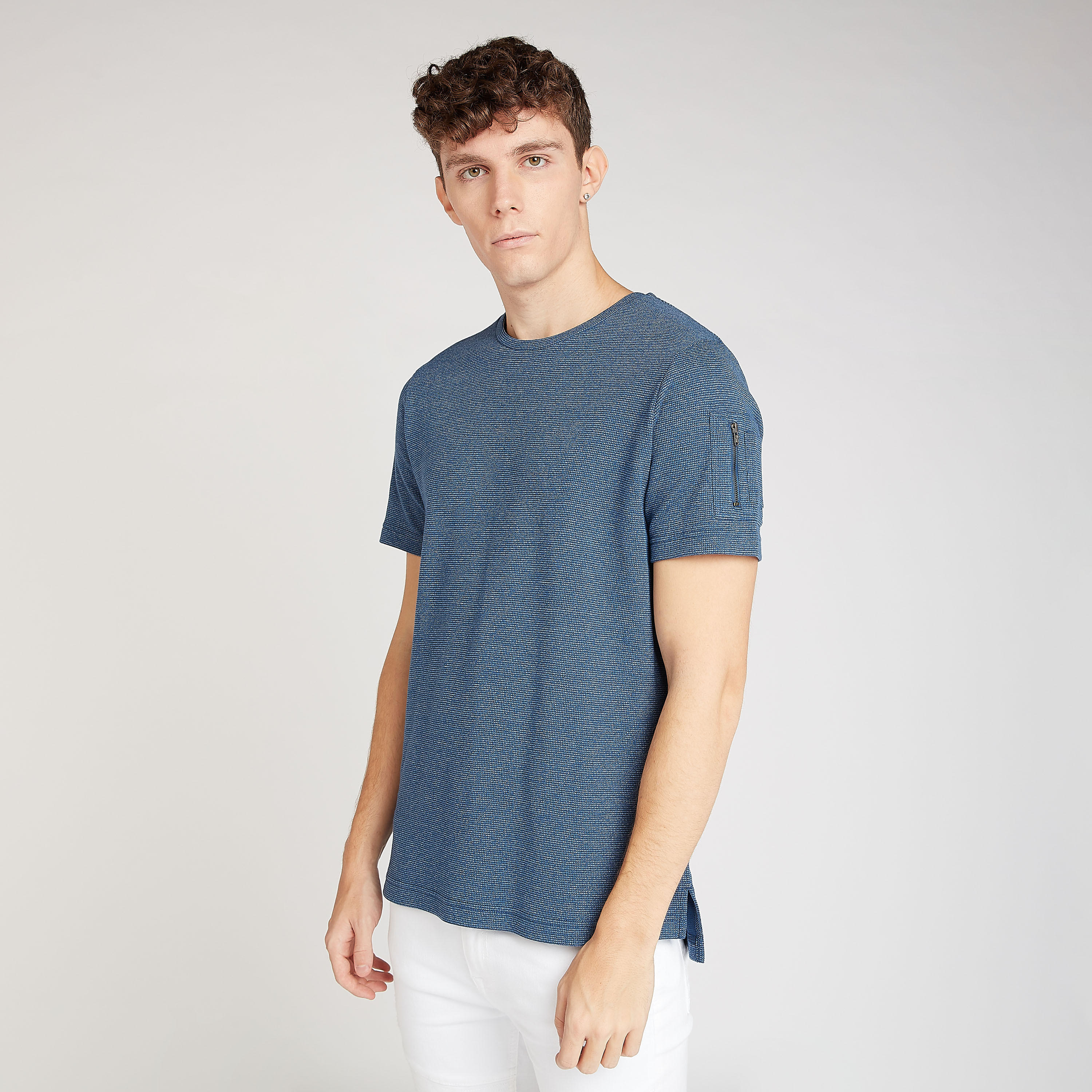 تيشيرت مستدام سليم بارز الملمس بياقة ضيقة من آيكونيك-men-clothing-tshirtsandpolos-tshirts-image-5