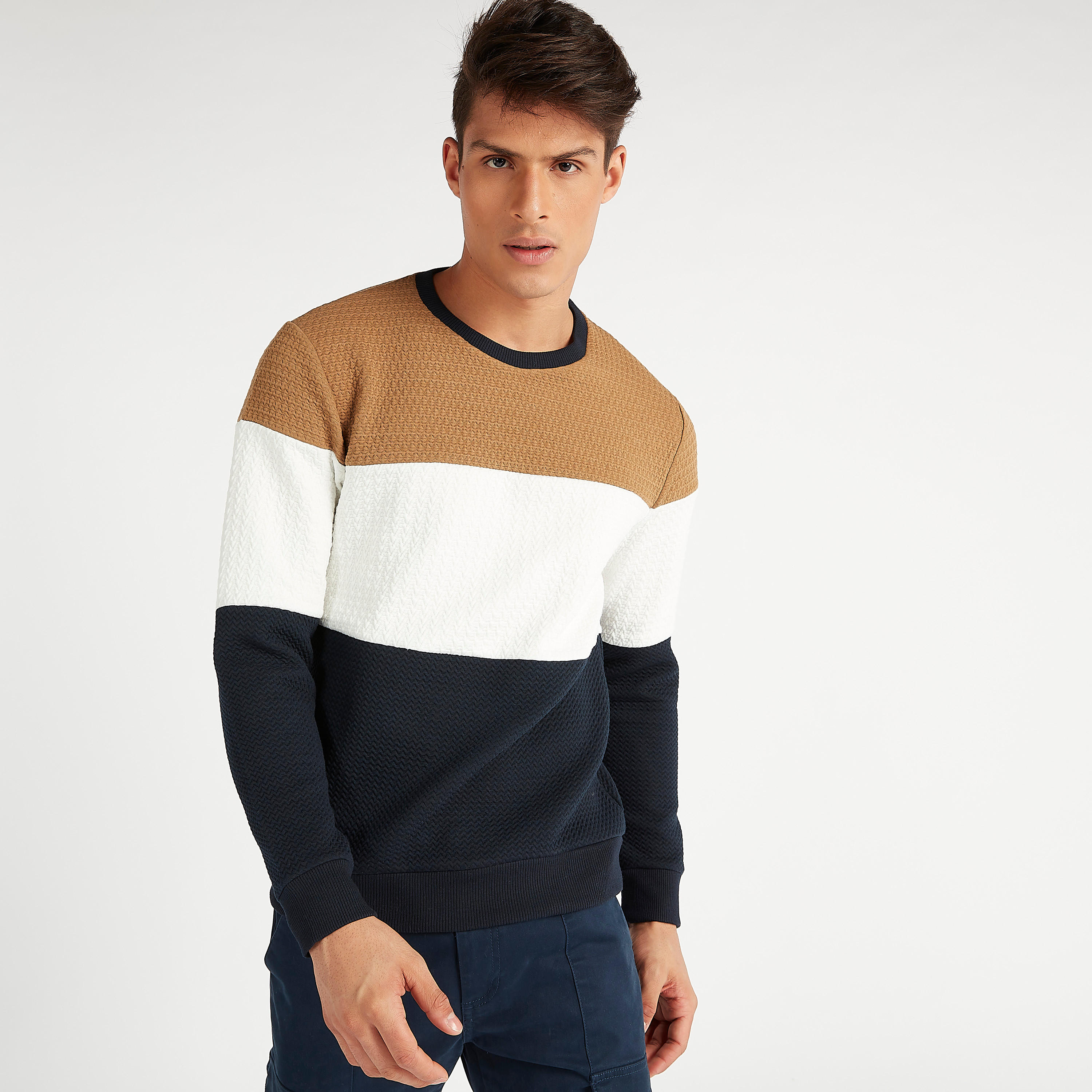 سويت شيرت مستدام بارز الملمس بياقة ضيّقة وأكمام طويلة من أيكونيك-men-winterwear-hoodiesandsweatshirts-image-1