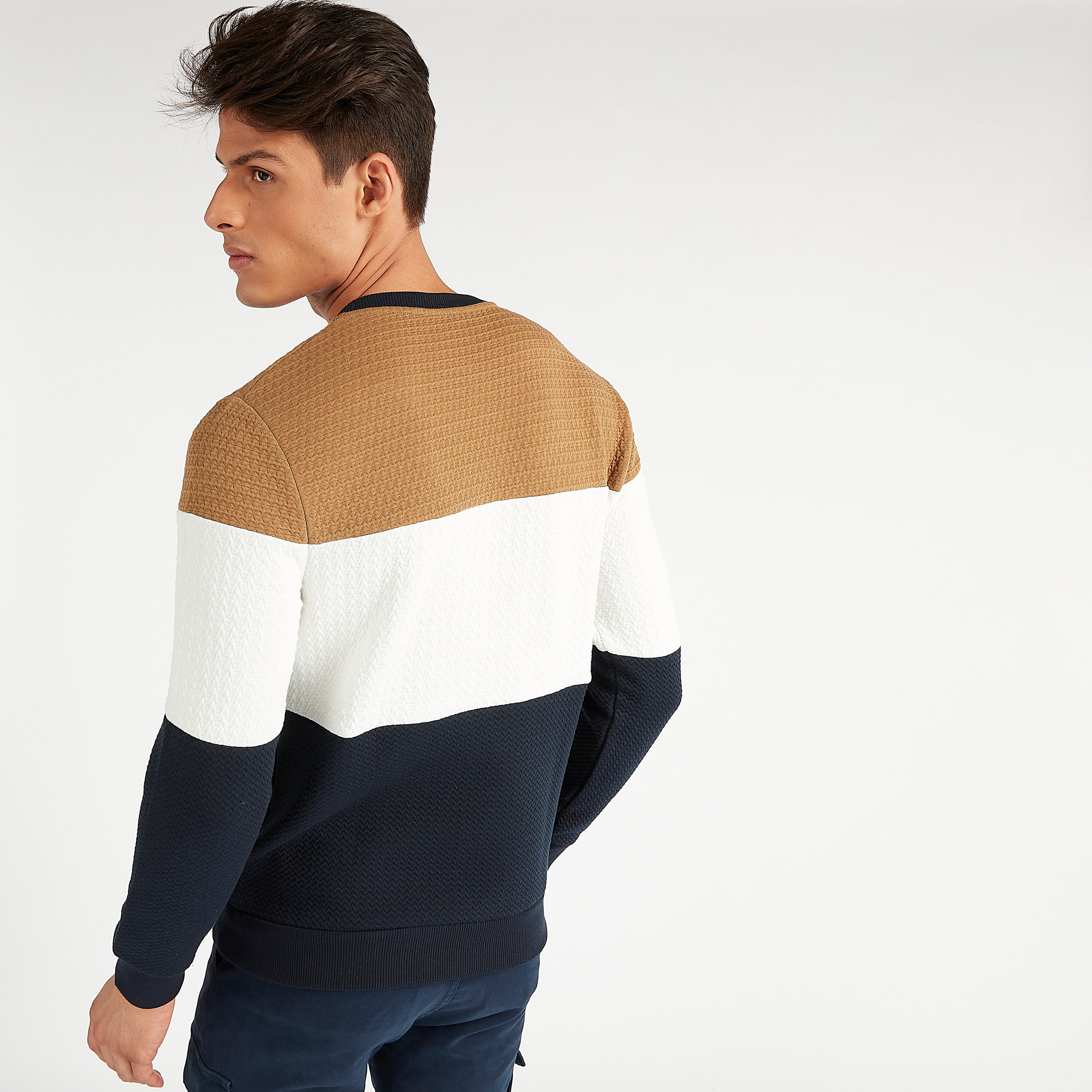 سويت شيرت مستدام بارز الملمس بياقة ضيّقة وأكمام طويلة من أيكونيك-men-winterwear-hoodiesandsweatshirts-image-3