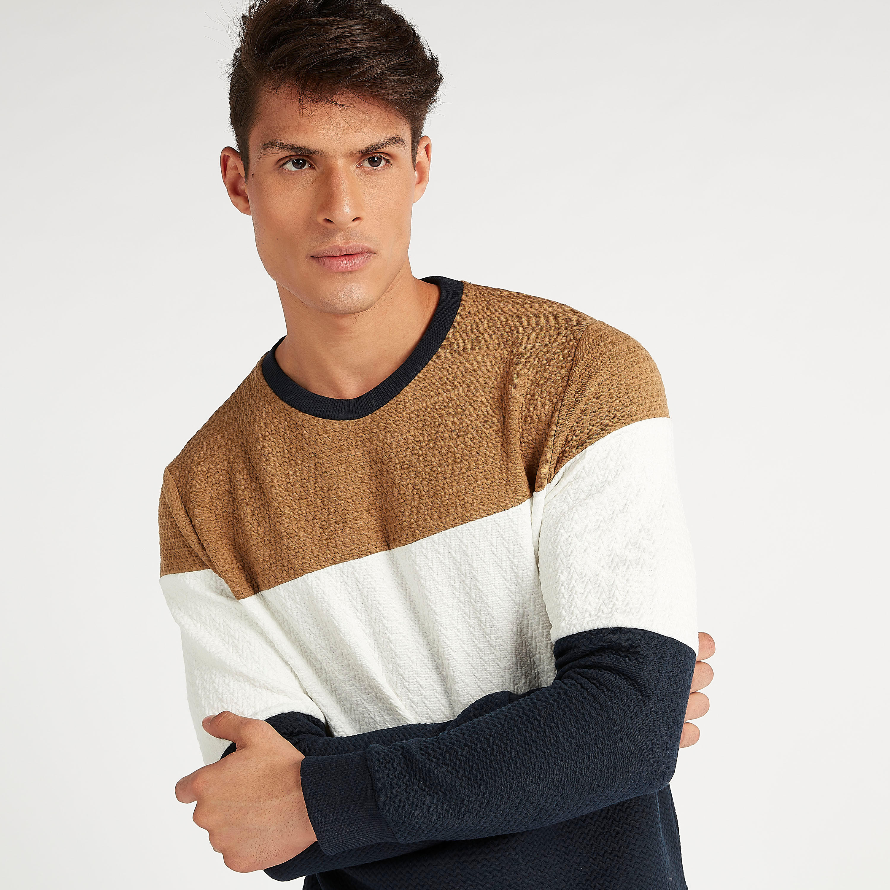 سويت شيرت مستدام بارز الملمس بياقة ضيّقة وأكمام طويلة من أيكونيك-men-winterwear-hoodiesandsweatshirts-image-4
