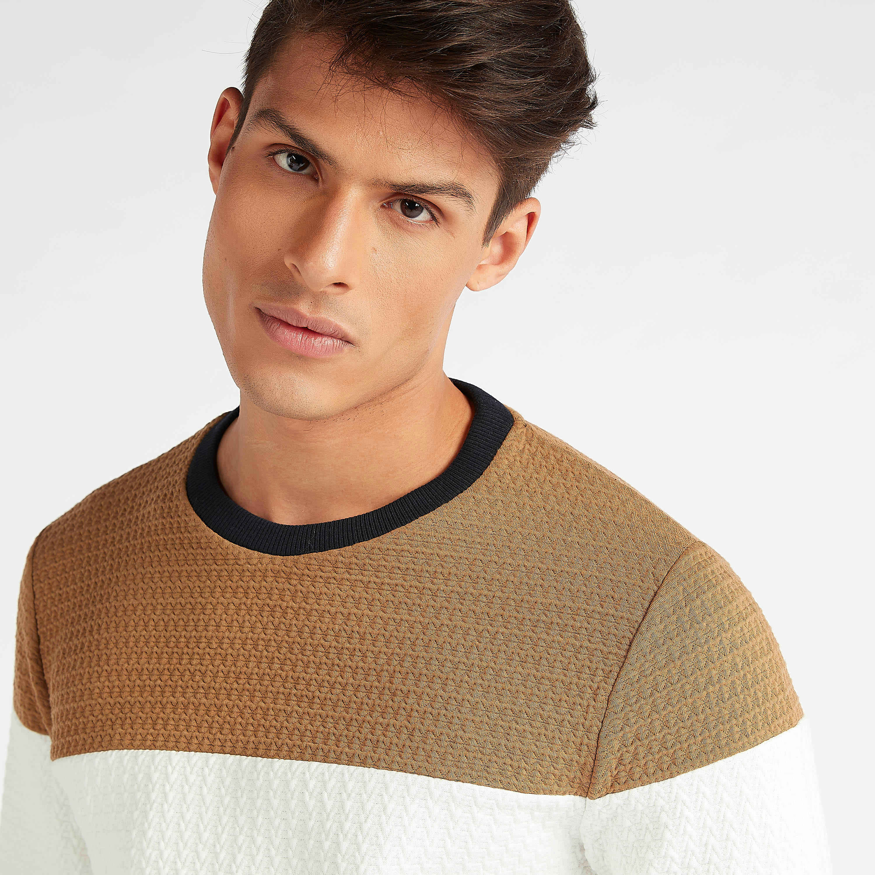 سويت شيرت مستدام بارز الملمس بياقة ضيّقة وأكمام طويلة من أيكونيك-men-winterwear-hoodiesandsweatshirts-image-5