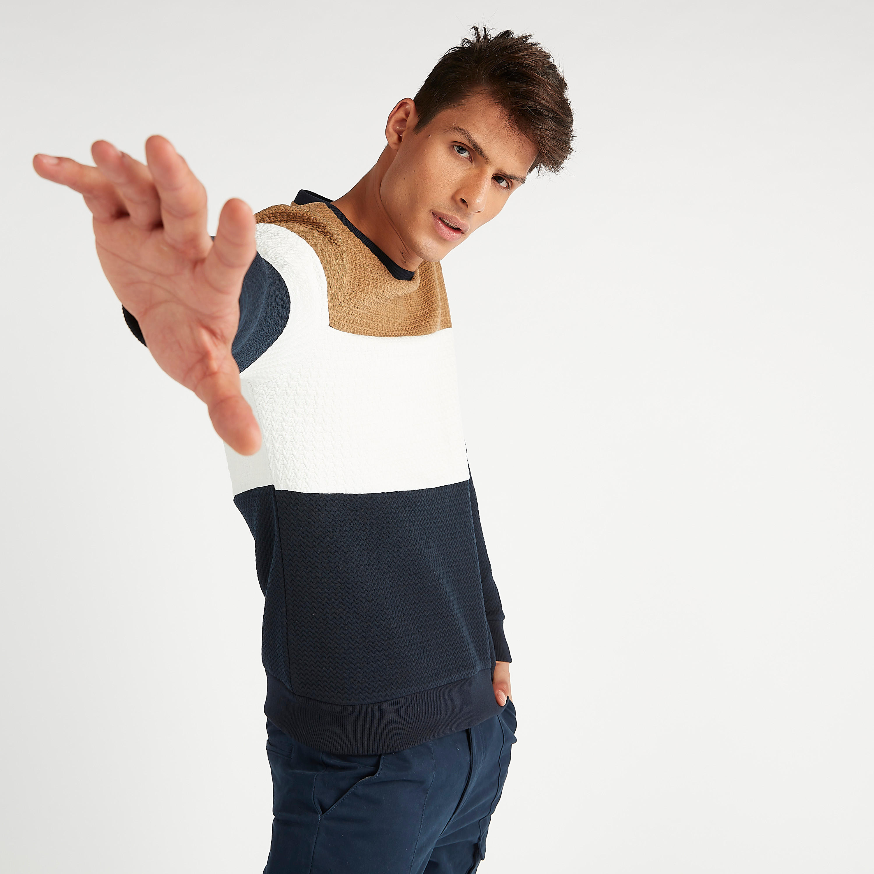 سويت شيرت مستدام بارز الملمس بياقة ضيّقة وأكمام طويلة من أيكونيك-men-winterwear-hoodiesandsweatshirts-image-7