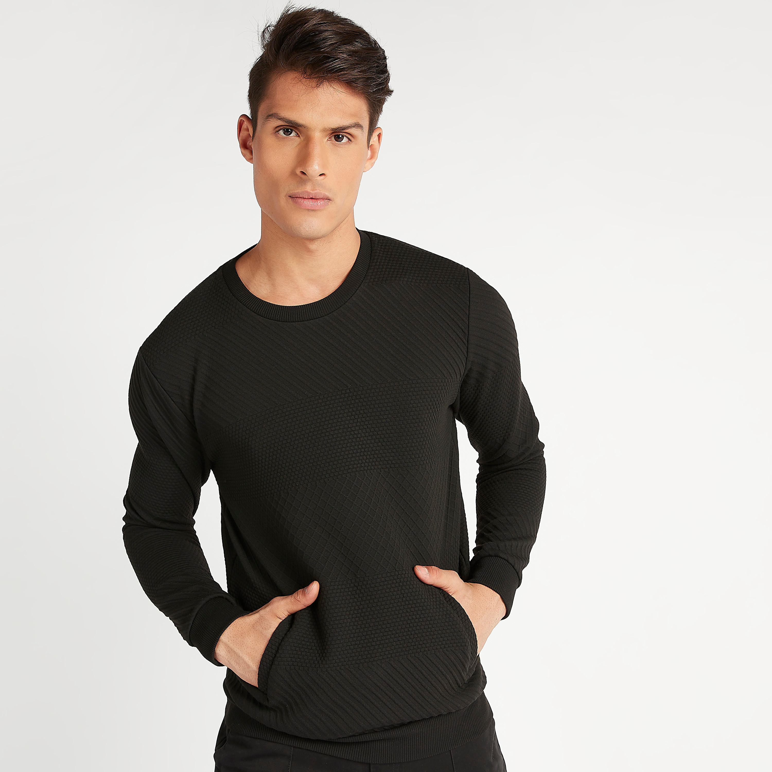سويت شيرت مستدام بارز الملمس بياقة ضيّقة وجيوب-men-winterwear-hoodiesandsweatshirts-image-6