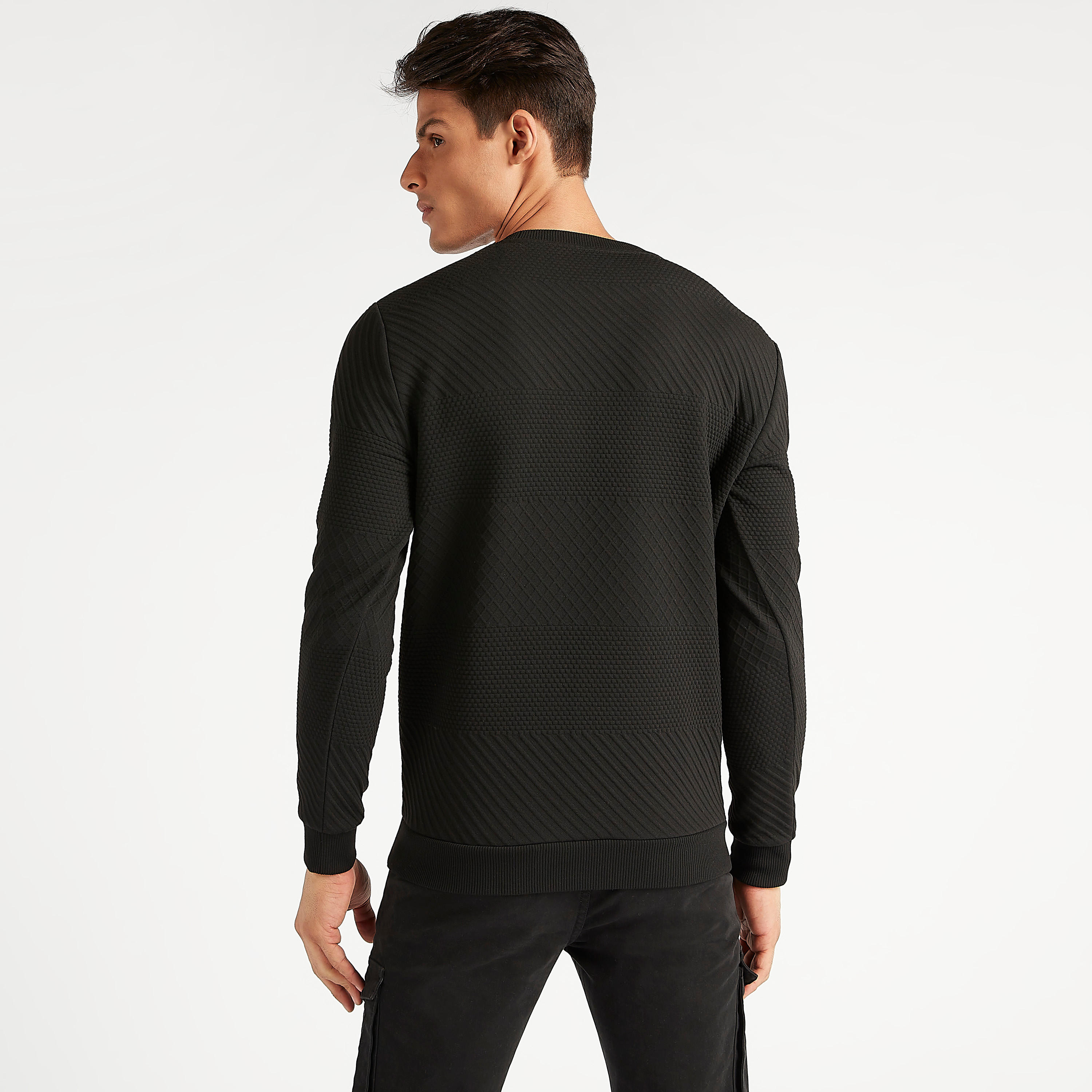 سويت شيرت مستدام بارز الملمس بياقة ضيّقة وجيوب-men-winterwear-hoodiesandsweatshirts-image-3