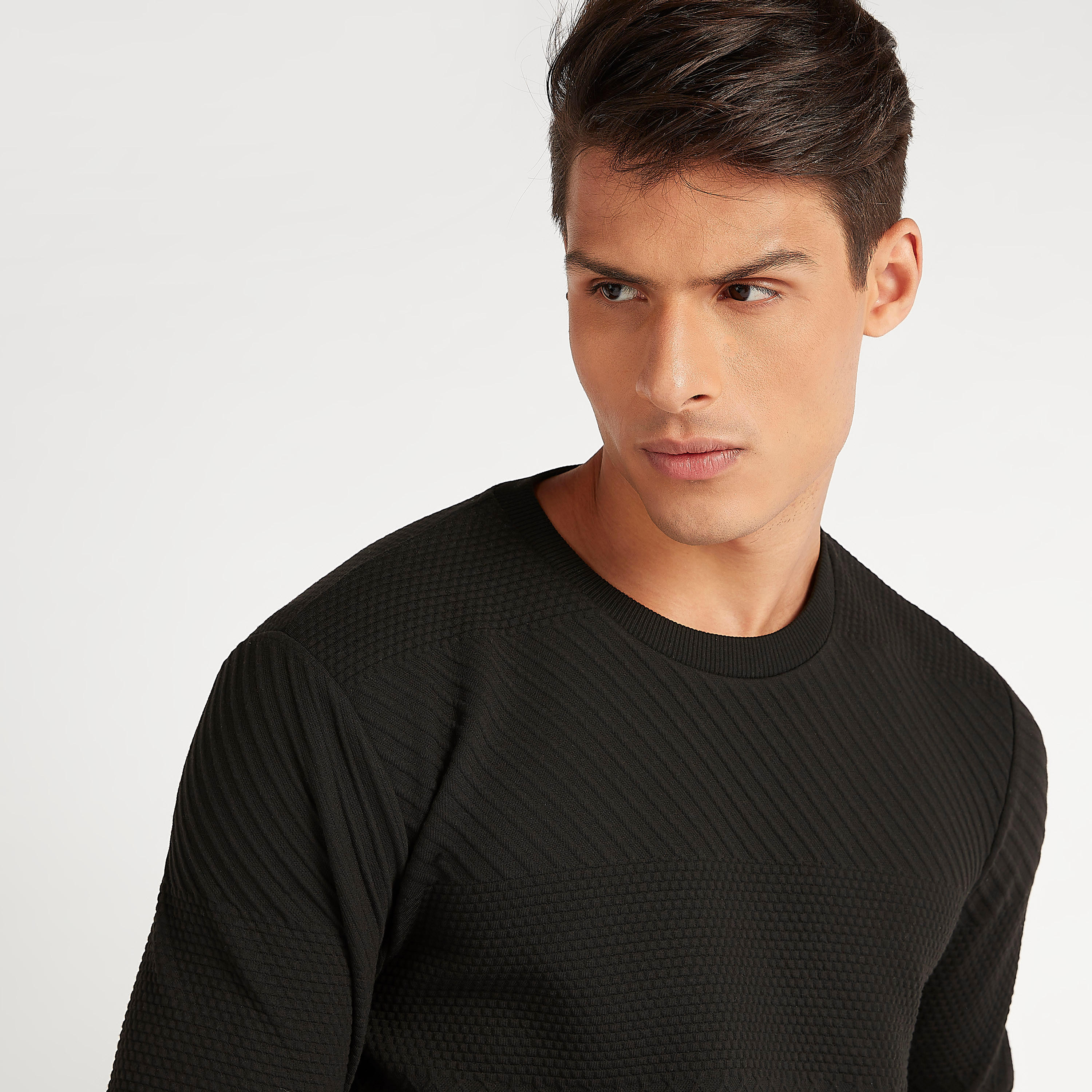 سويت شيرت مستدام بارز الملمس بياقة ضيّقة وجيوب-men-winterwear-hoodiesandsweatshirts-image-2