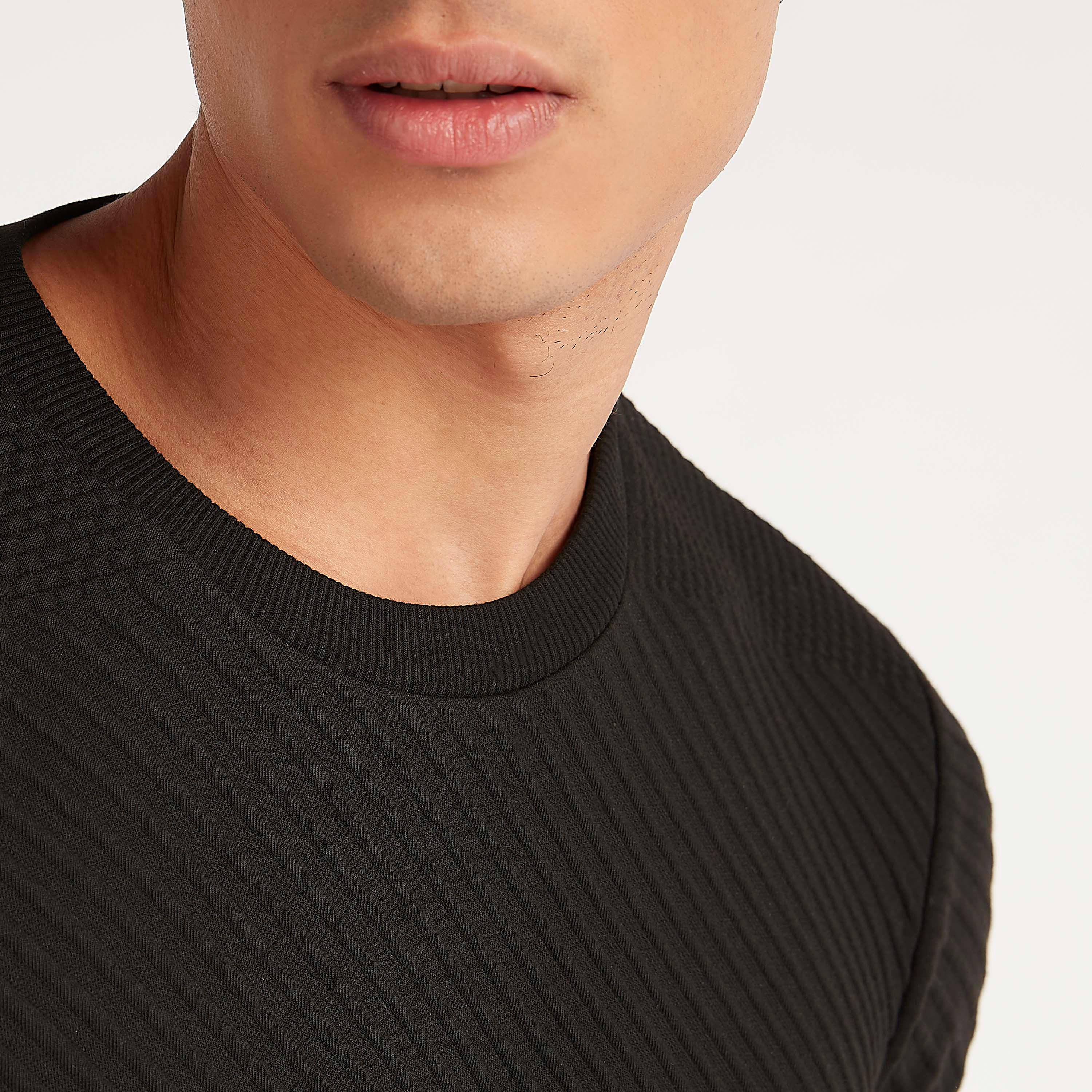 سويت شيرت مستدام بارز الملمس بياقة ضيّقة وجيوب-men-winterwear-hoodiesandsweatshirts-image-1