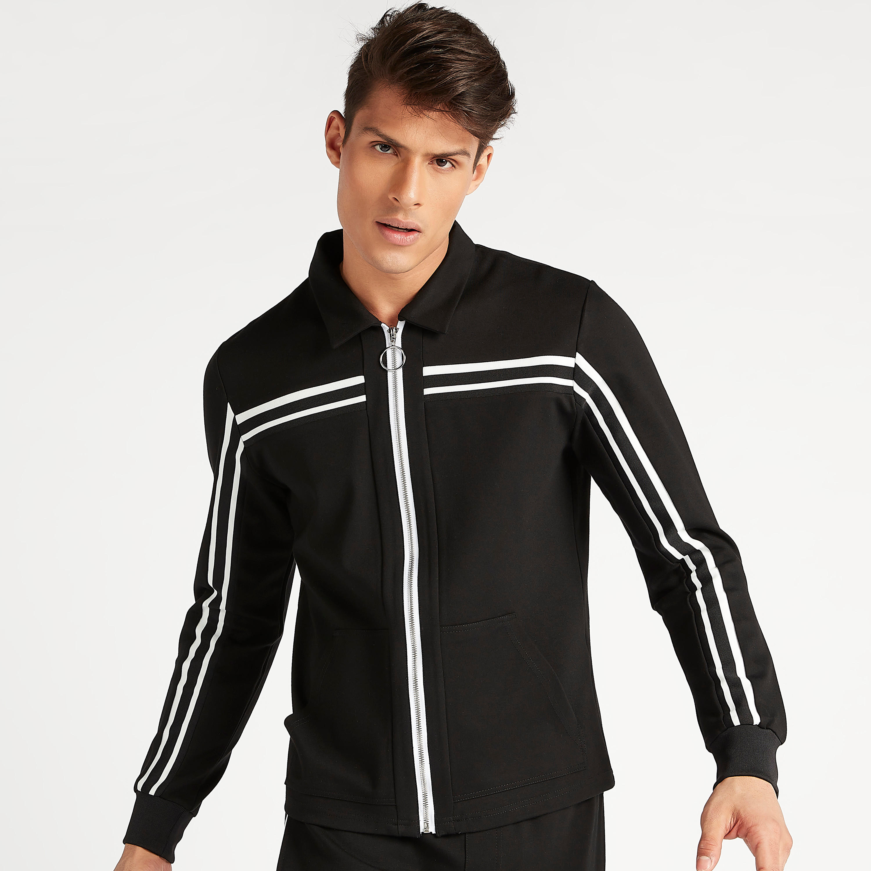 جاكيت مستدام بسحّاب وتفاصيل مخطّطة وجيوب من آيكونيك-men-clothing-jacketsandblazers-jackets-image-5