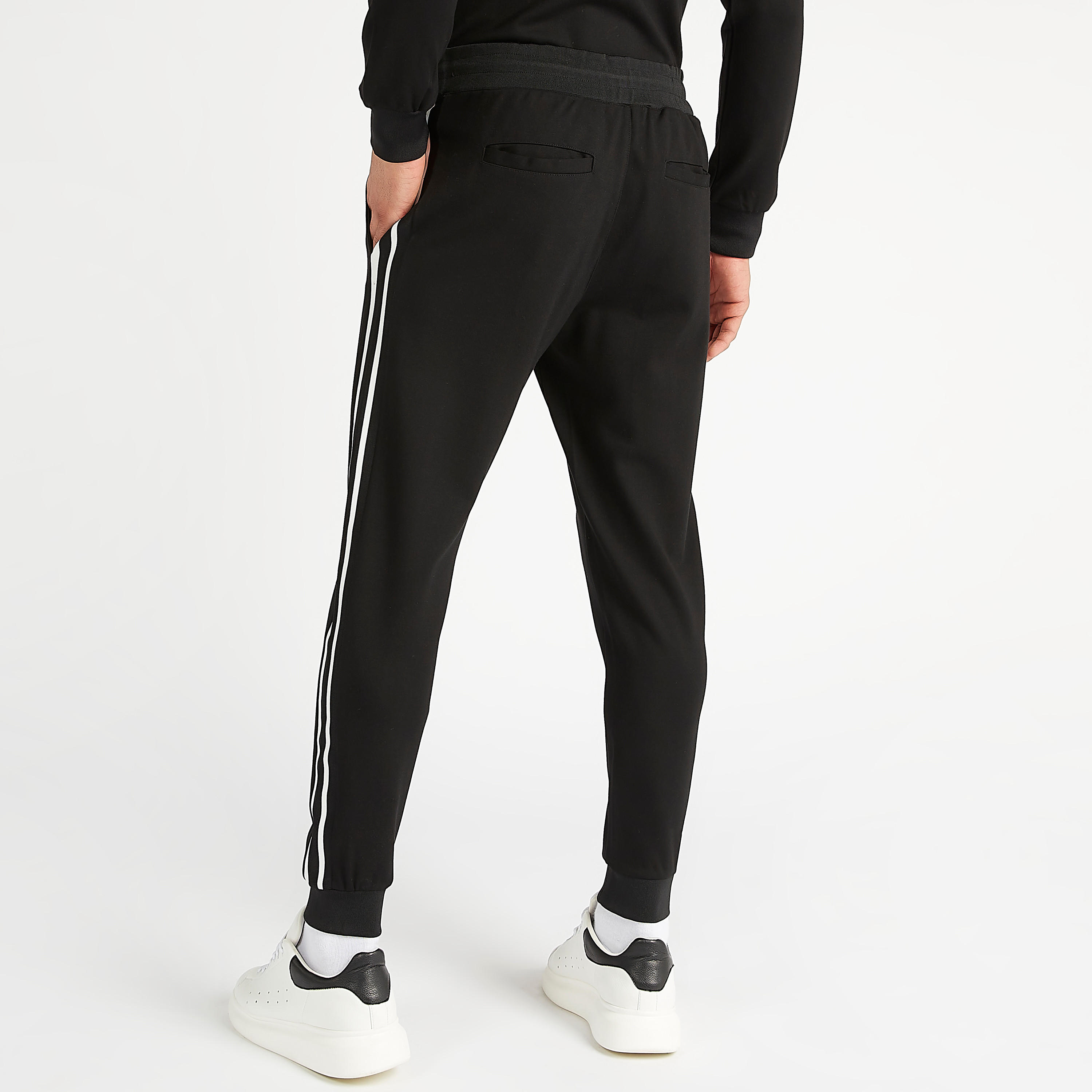 بنطلون رياضي مستدام بخصر فليكسي مع تفاصيل شريطة وجيوب من آيكونيك-men-clothing-bottoms-joggers-image-4