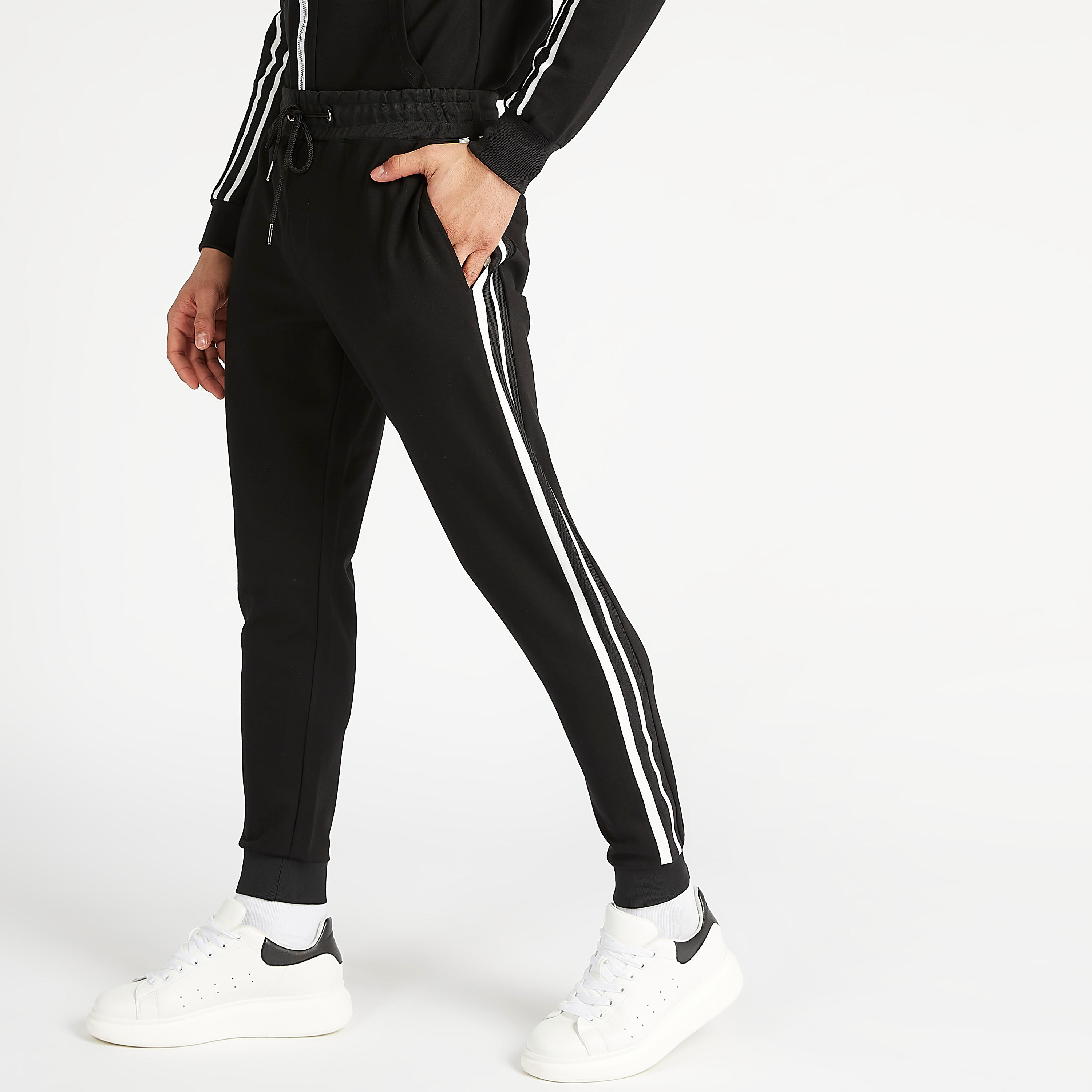 بنطلون رياضي مستدام بخصر فليكسي مع تفاصيل شريطة وجيوب من آيكونيك-men-clothing-bottoms-joggers-image-5