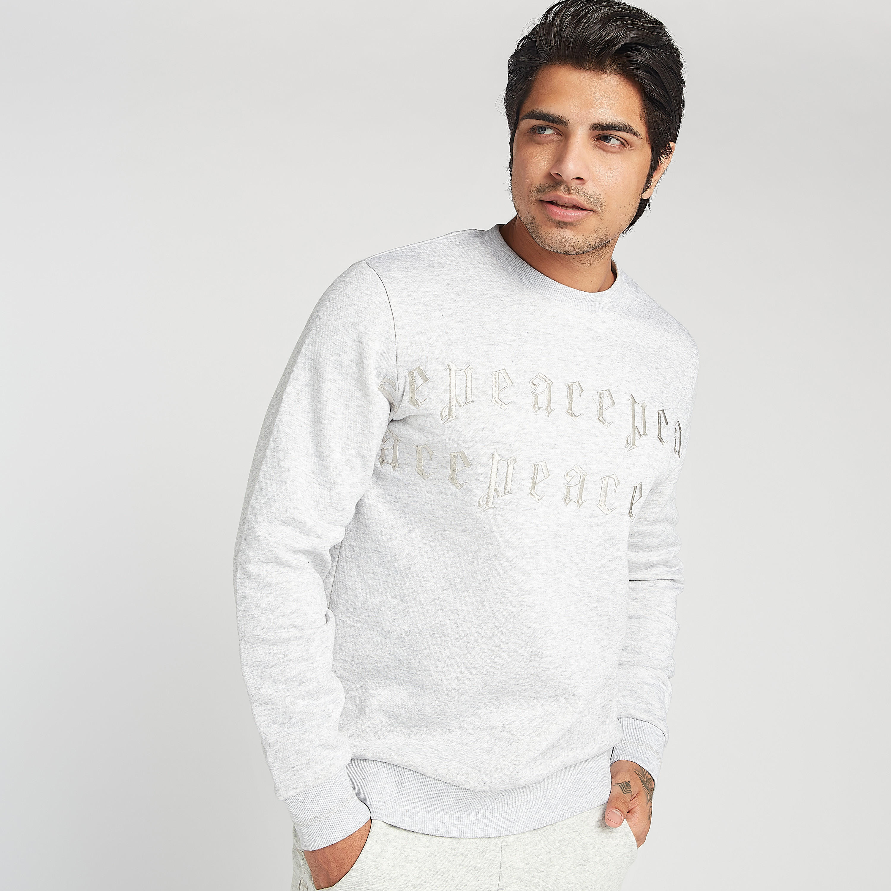 سويت شيرت مستدام مطرز بياقة ضيقة وأكمام طويلة من أيكونيك-men-winterwear-hoodiesandsweatshirts-image-1