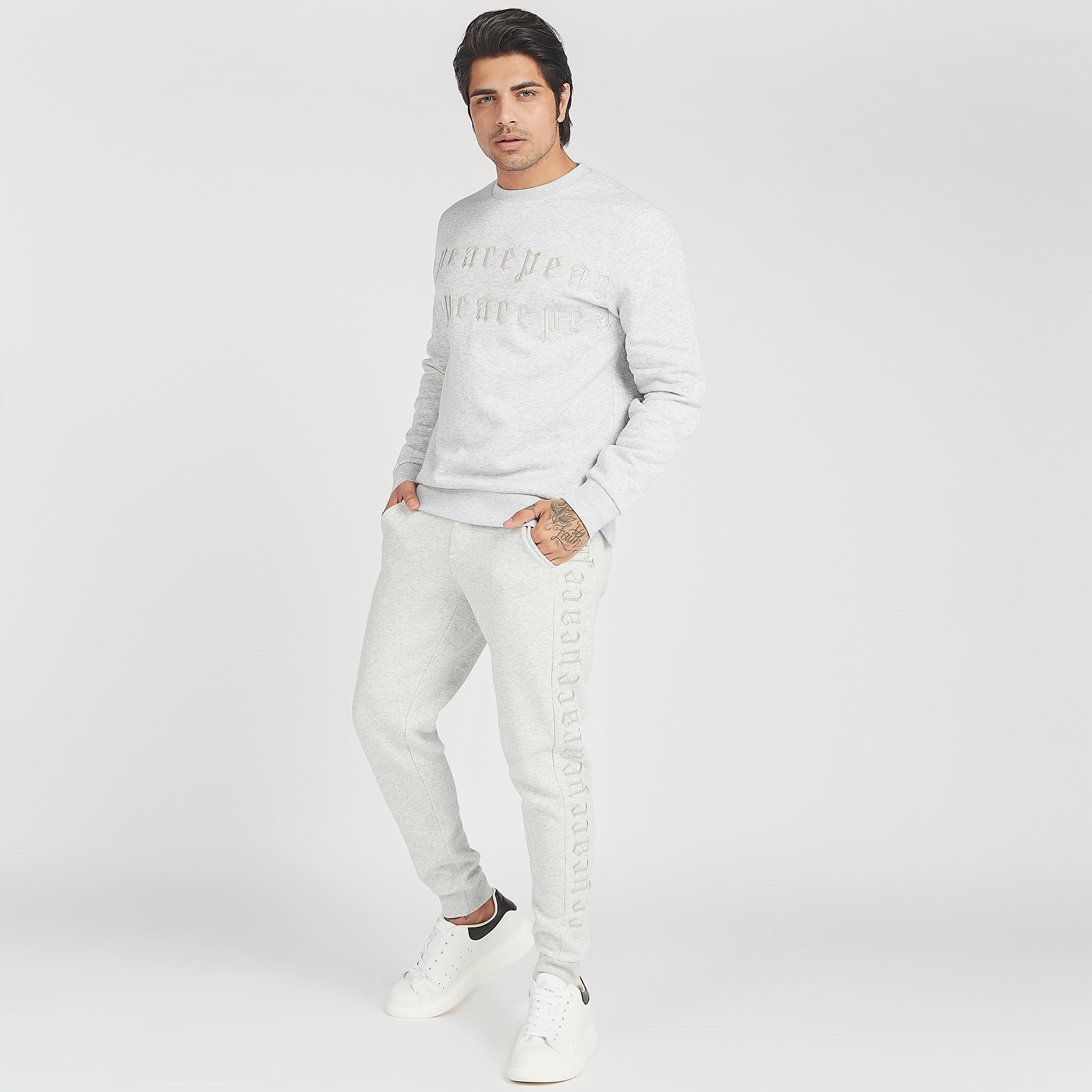 سويت شيرت مستدام مطرز بياقة ضيقة وأكمام طويلة من أيكونيك-men-winterwear-hoodiesandsweatshirts-image-2