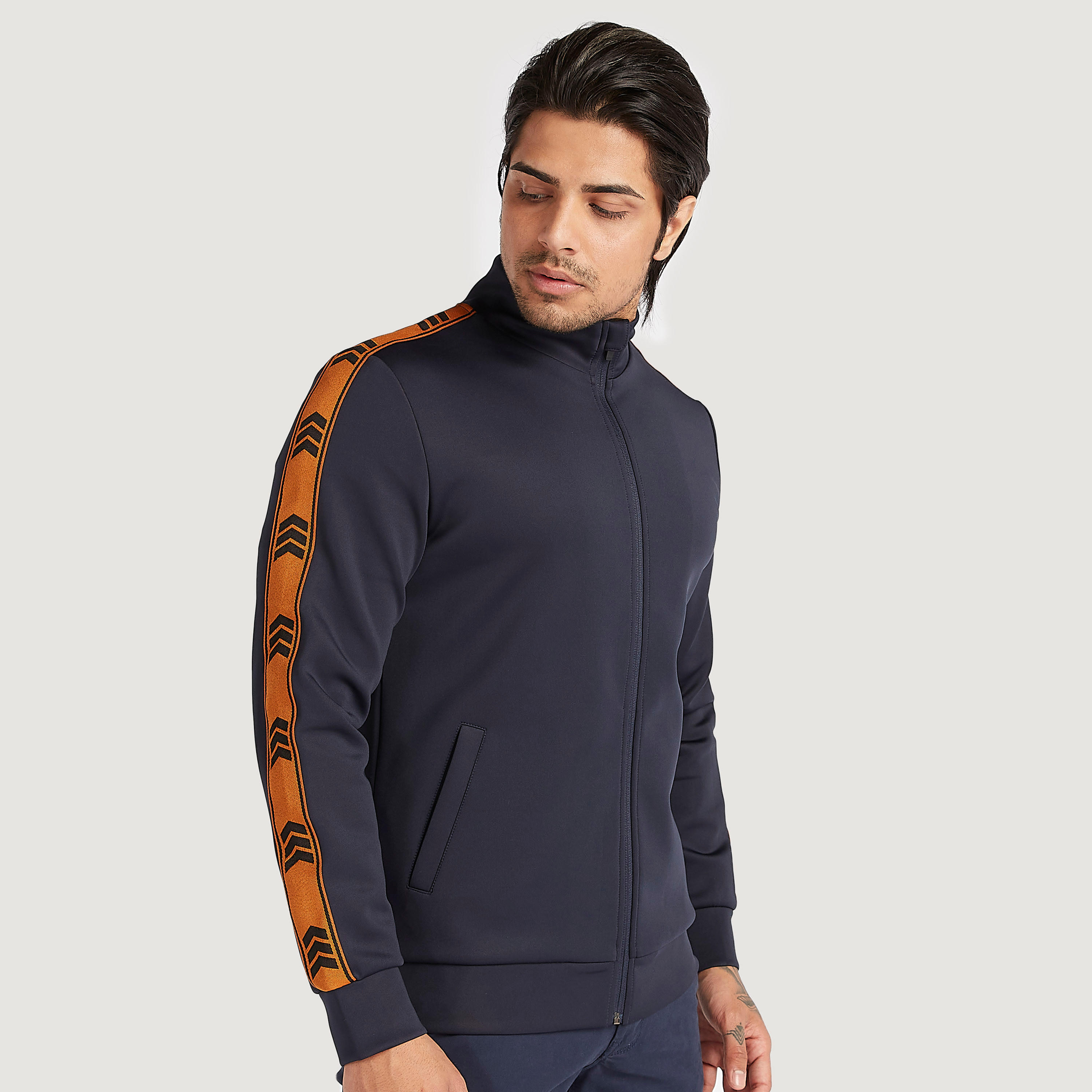 جاكيت مستدام خفيف بتفاصيل شريطة وسحّاب إغلاق من آيكونيك-men-clothing-jacketsandblazers-jackets-image-1