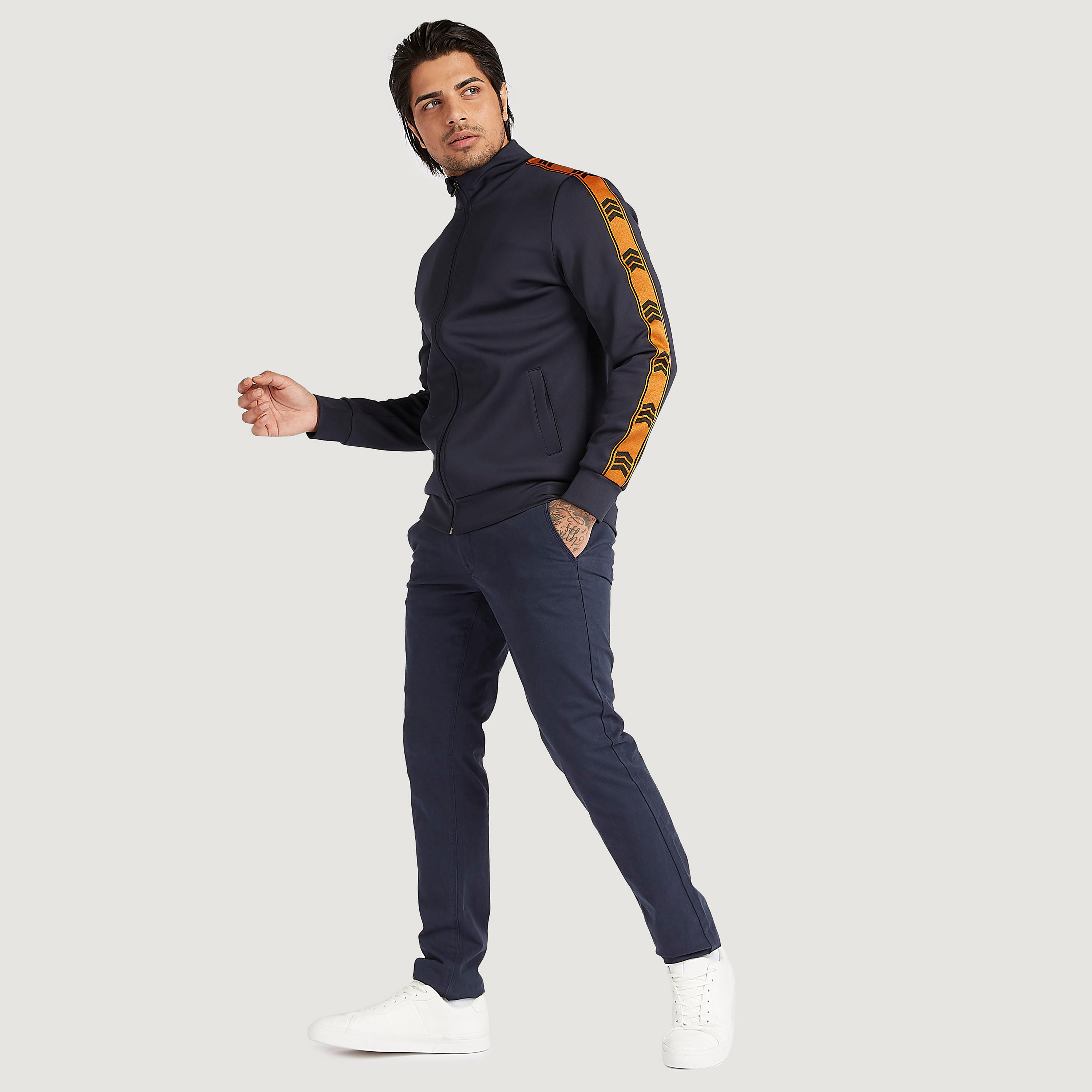 جاكيت مستدام خفيف بتفاصيل شريطة وسحّاب إغلاق من آيكونيك-men-clothing-jacketsandblazers-jackets-image-2