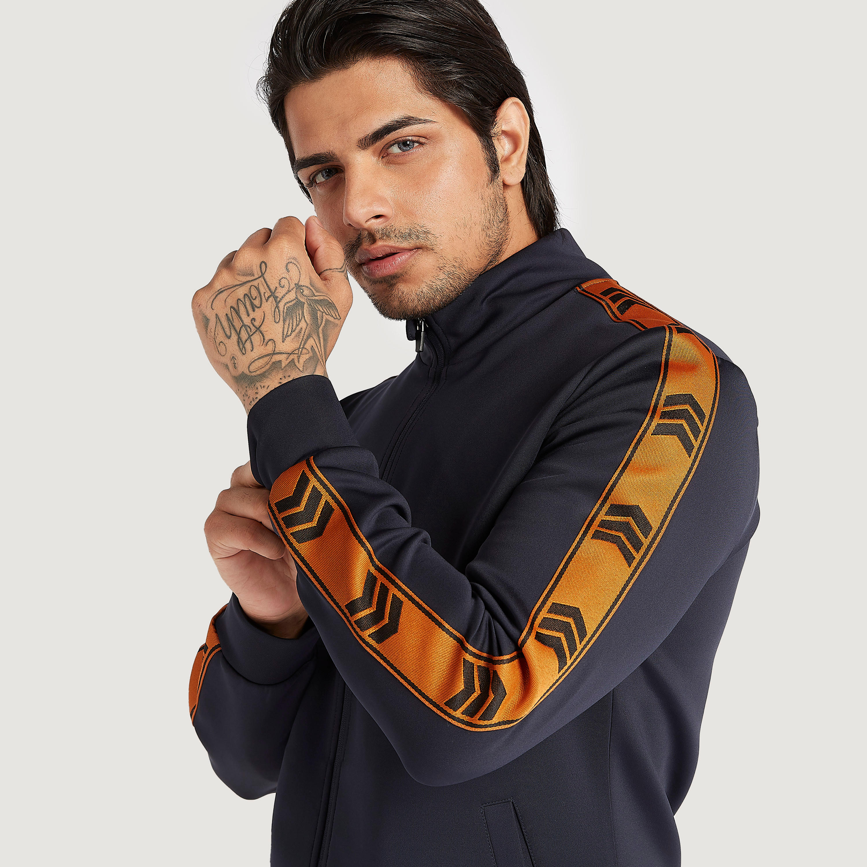 جاكيت مستدام خفيف بتفاصيل شريطة وسحّاب إغلاق من آيكونيك-men-clothing-jacketsandblazers-jackets-image-3