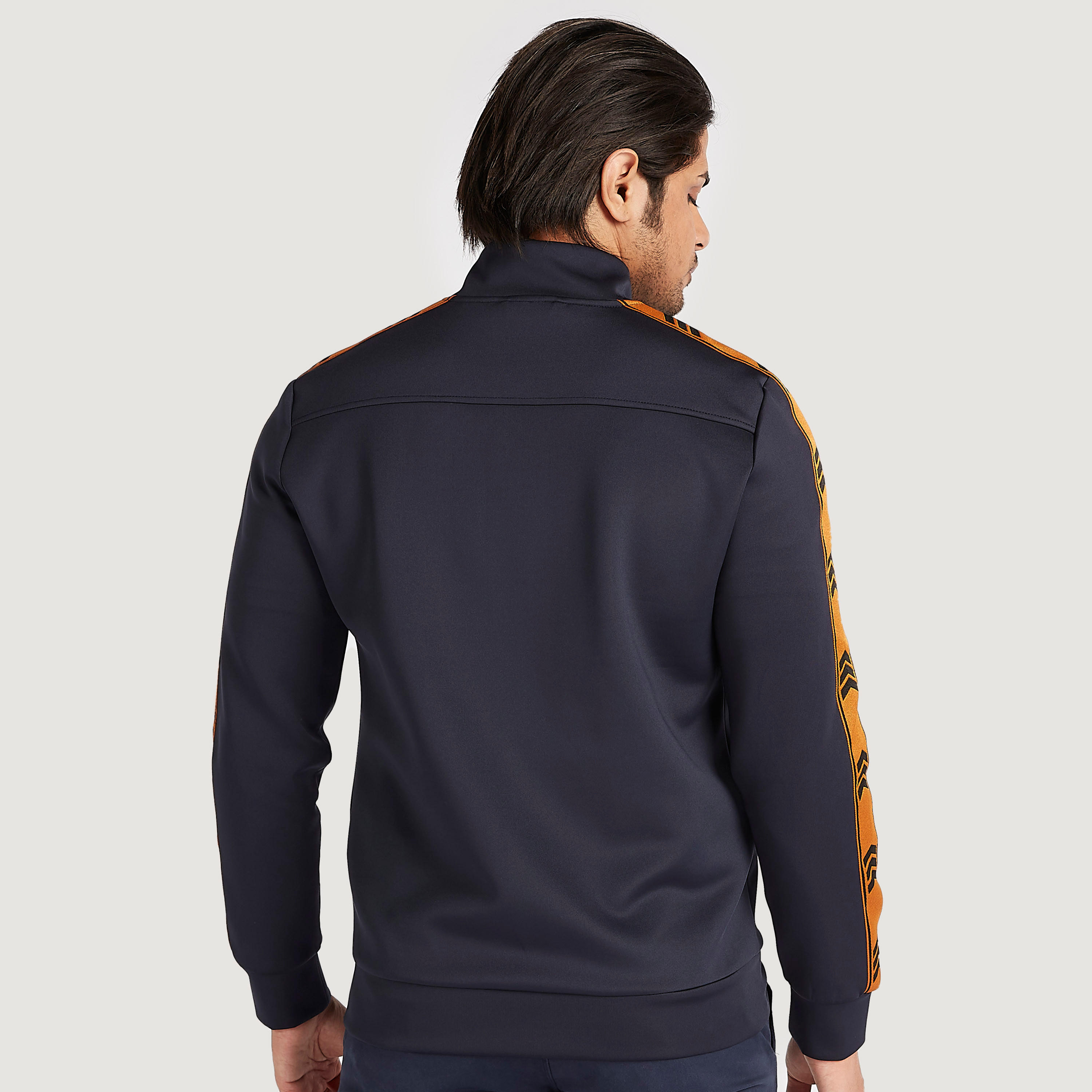 جاكيت مستدام خفيف بتفاصيل شريطة وسحّاب إغلاق من آيكونيك-men-clothing-jacketsandblazers-jackets-image-4