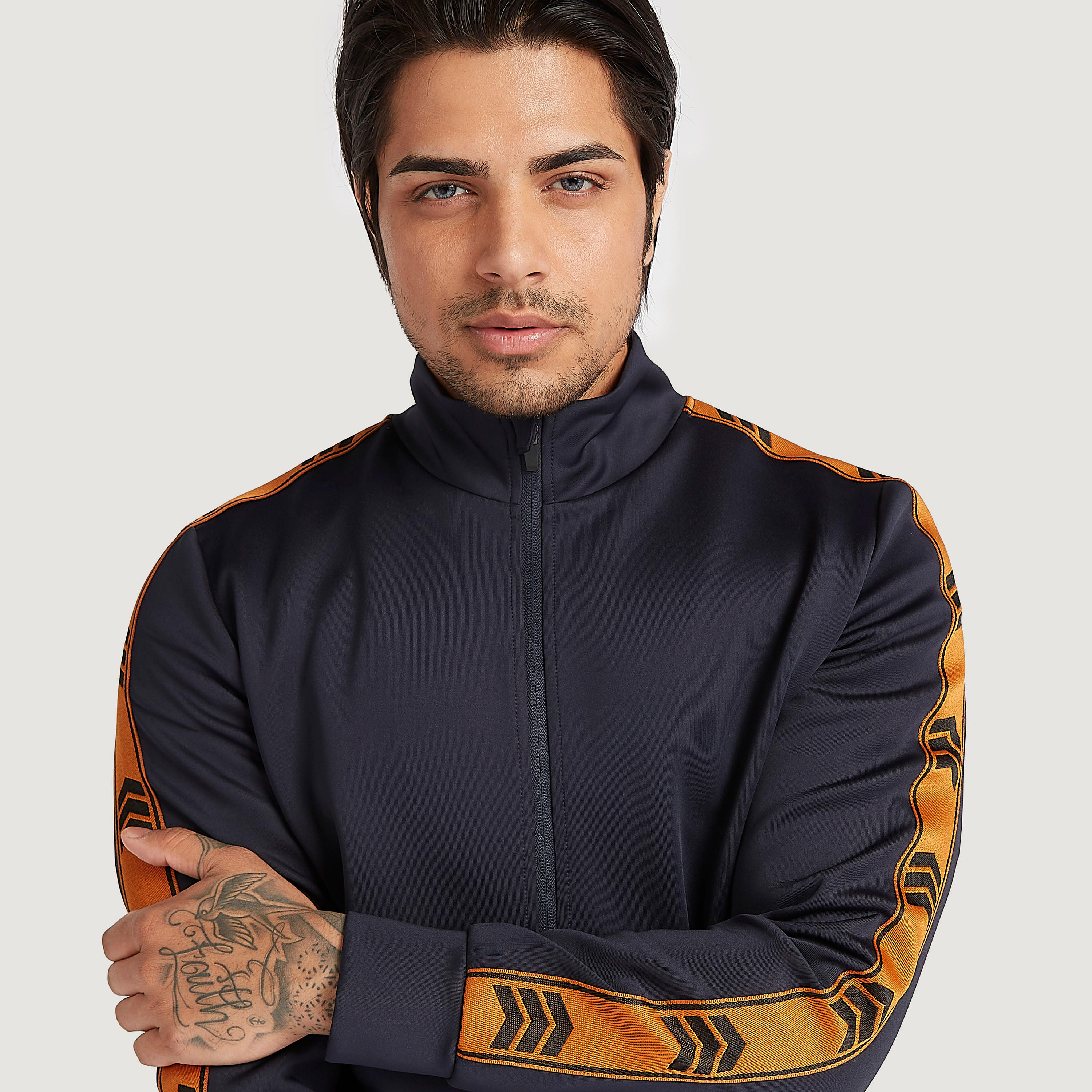 جاكيت مستدام خفيف بتفاصيل شريطة وسحّاب إغلاق من آيكونيك-men-clothing-jacketsandblazers-jackets-image-6