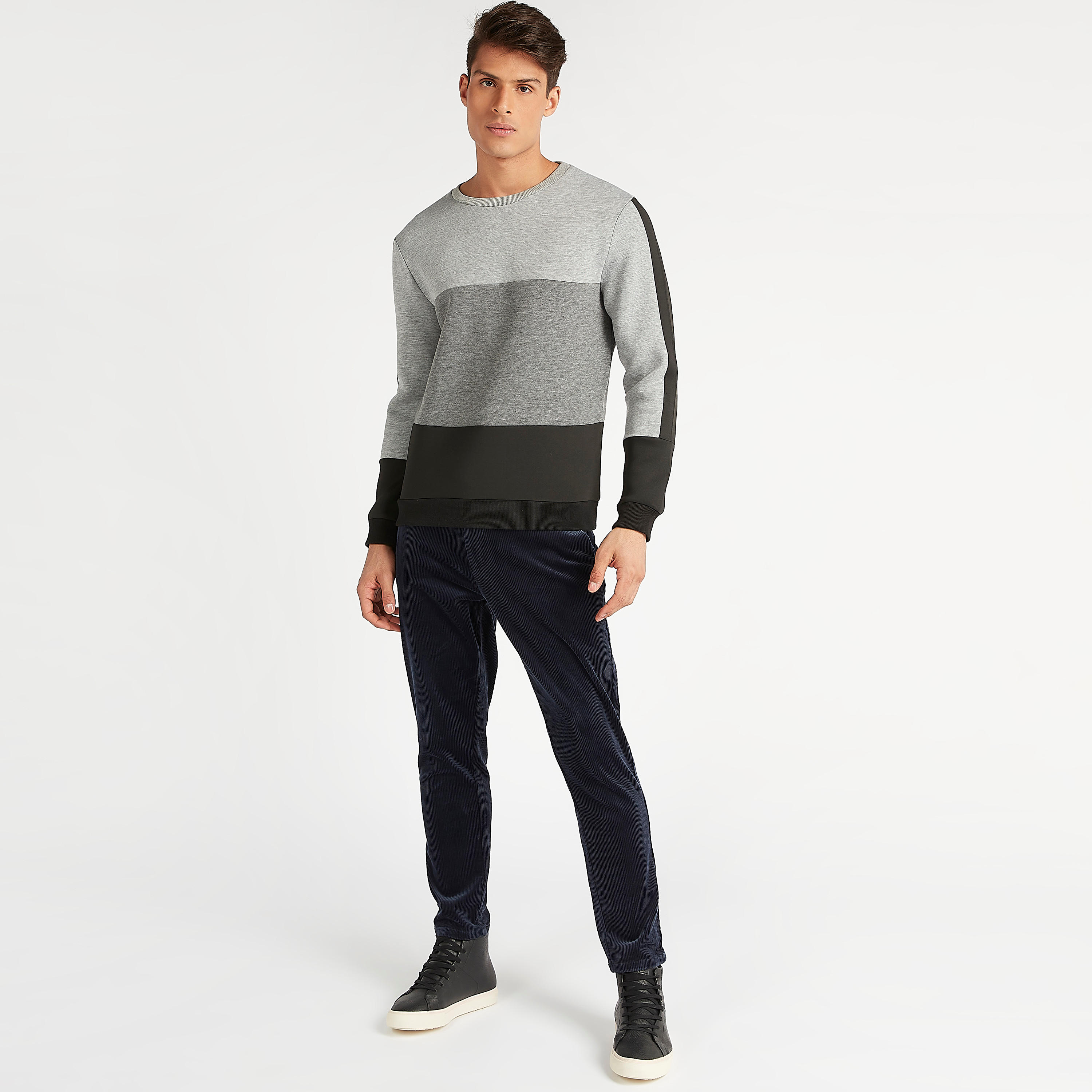 سويت شيرت بتصاميم مغايرة وأكمام طويلة وياقة ضيّقة من آيكونيك-men-winterwear-hoodiesandsweatshirts-image-2