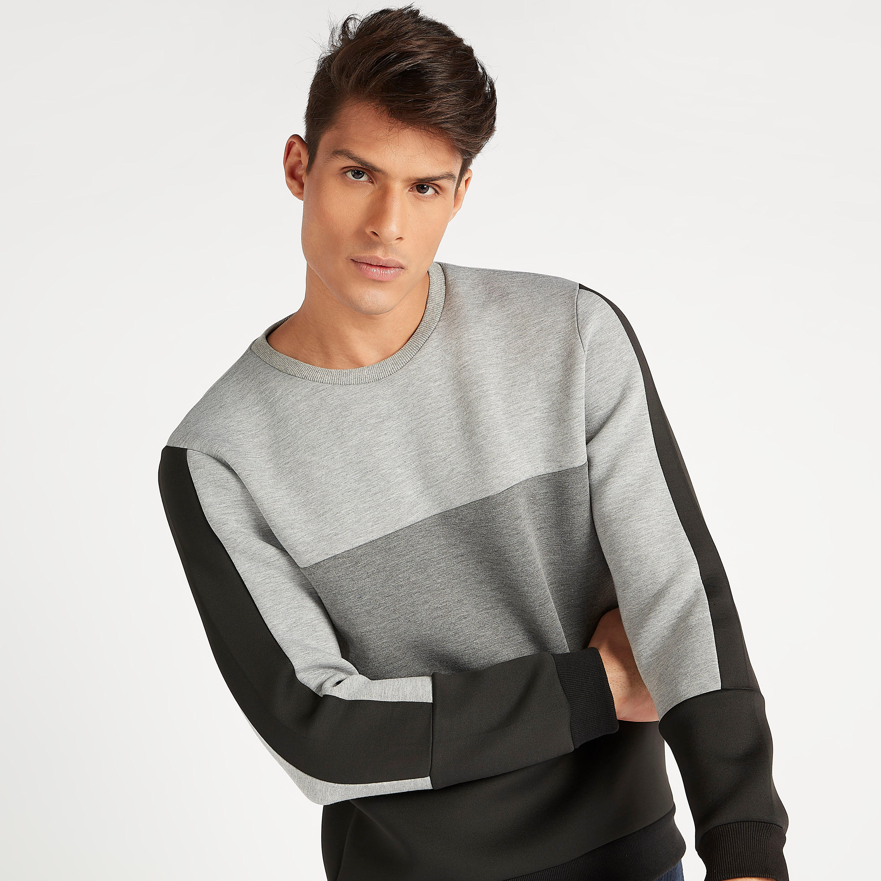سويت شيرت بتصاميم مغايرة وأكمام طويلة وياقة ضيّقة من آيكونيك-men-winterwear-hoodiesandsweatshirts-image-3