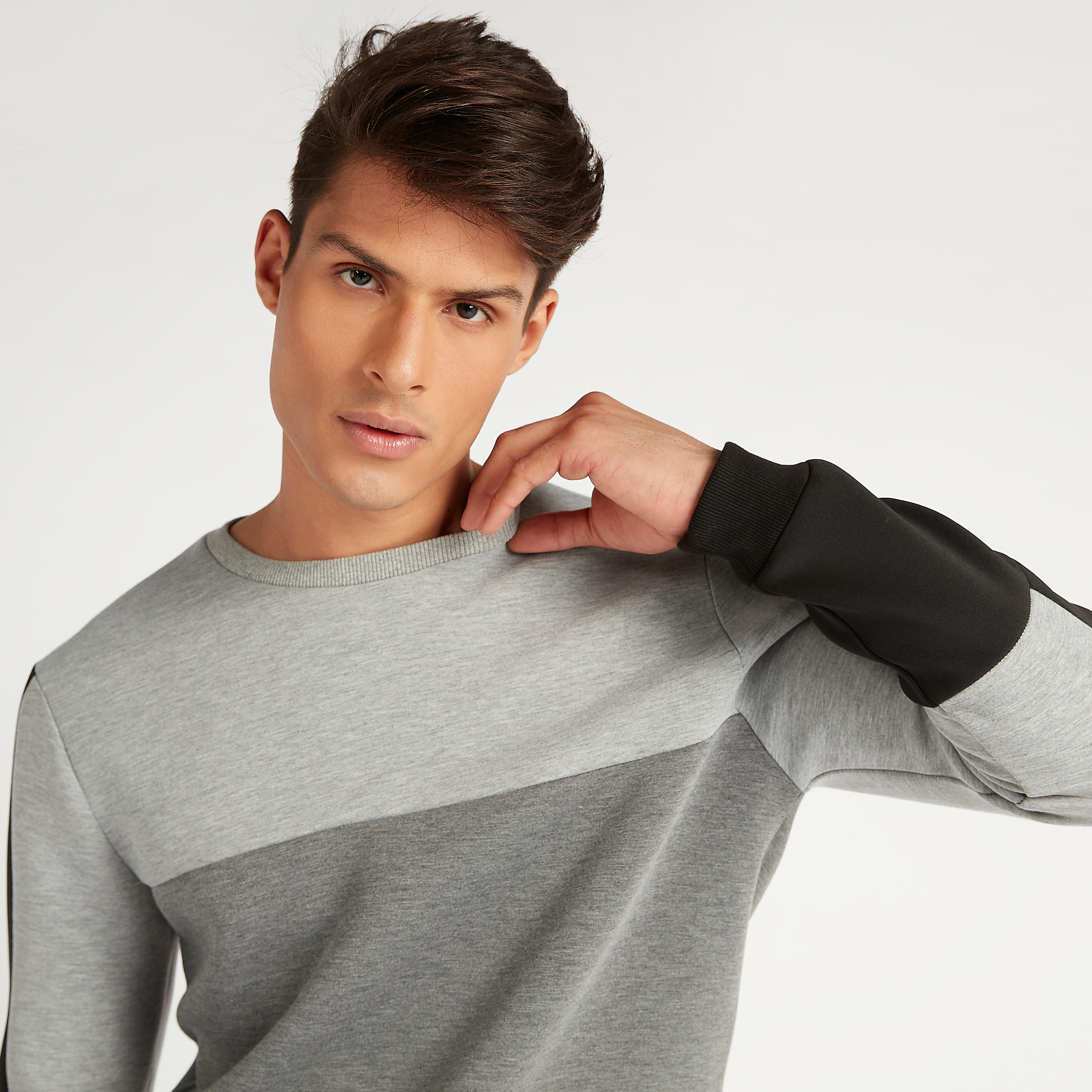 سويت شيرت بتصاميم مغايرة وأكمام طويلة وياقة ضيّقة من آيكونيك-men-winterwear-hoodiesandsweatshirts-image-4