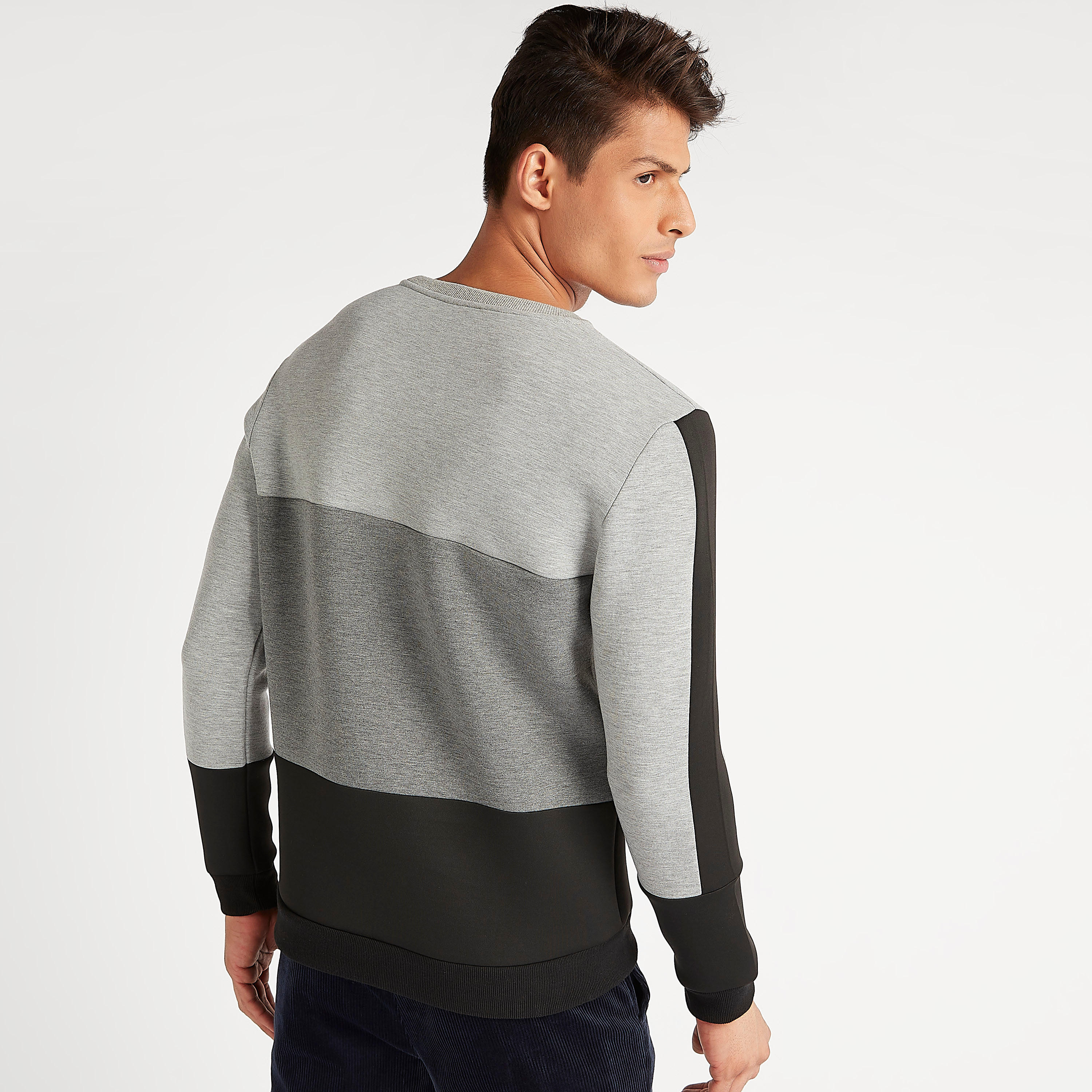سويت شيرت بتصاميم مغايرة وأكمام طويلة وياقة ضيّقة من آيكونيك-men-winterwear-hoodiesandsweatshirts-image-5