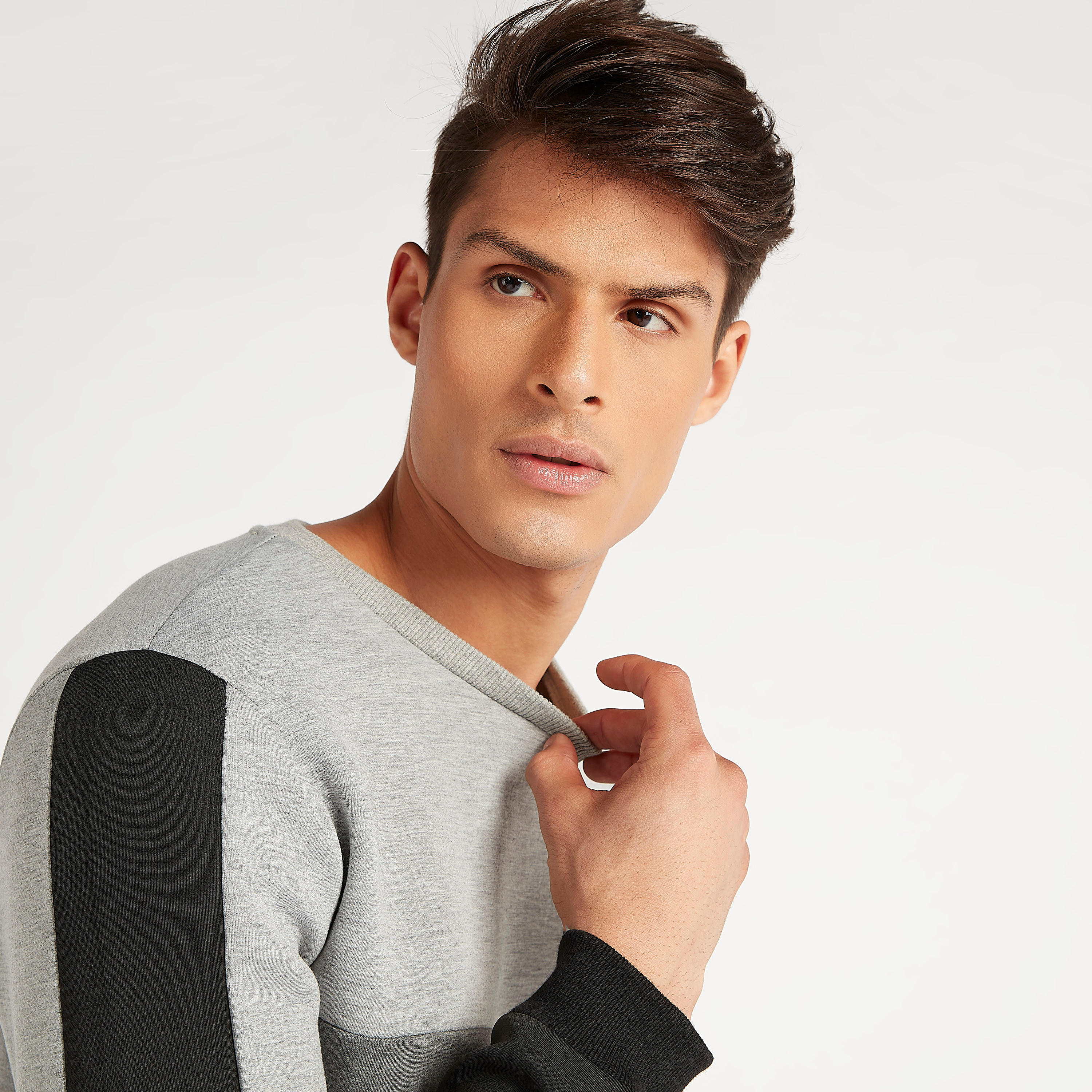 سويت شيرت بتصاميم مغايرة وأكمام طويلة وياقة ضيّقة من آيكونيك-men-winterwear-hoodiesandsweatshirts-image-6